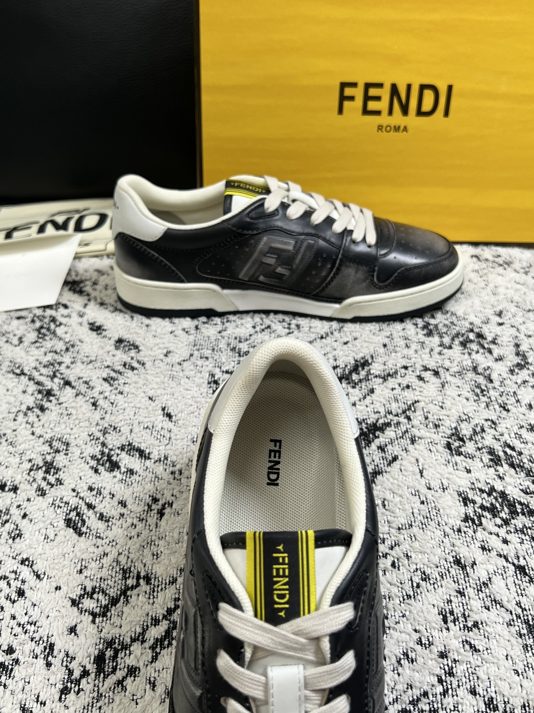 FENDI  高品质  顶级工艺品，芬迪  专柜同步，原厂配置意大利进口牛皮面料，进口牛皮内里垫，透气舒适，鞋底：原厂特