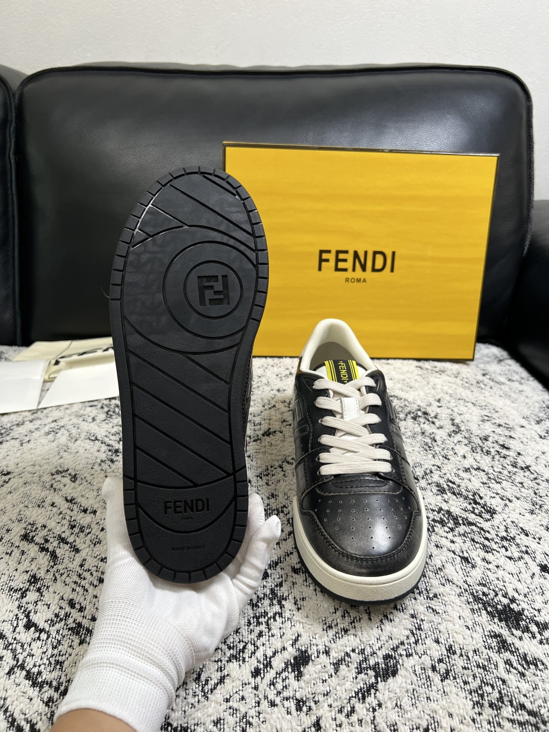 FENDI  高品质  顶级工艺品，芬迪  专柜同步，原厂配置意大利进口牛皮面料，进口牛皮内里垫，透气舒适，鞋底：原厂特