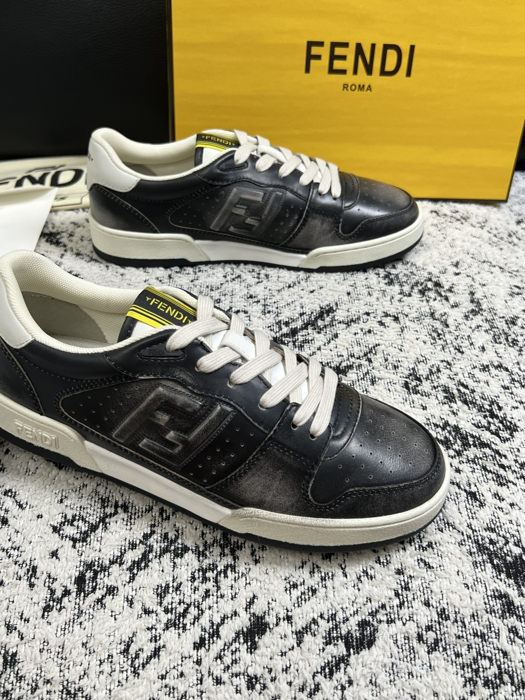 FENDI  高品质  顶级工艺品，芬迪  专柜同步，原厂配置意大利进口牛皮面料，进口牛皮内里垫，透气舒适，鞋底：原厂特