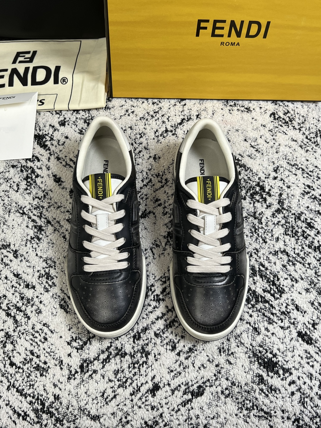 FENDI  高品质  顶级工艺品，芬迪  专柜同步，原厂配置意大利进口牛皮面料，进口牛皮内里垫，透气舒适，鞋底：原厂特