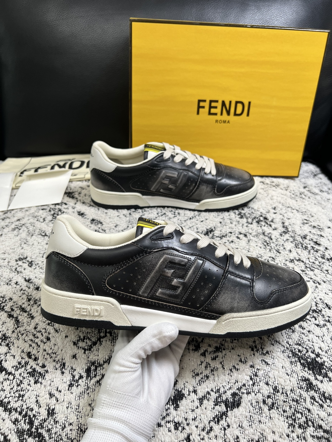 FENDI  高品质  顶级工艺品，芬迪  专柜同步，原厂配置意大利进口牛皮面料，进口牛皮内里垫，透气舒适，鞋底：原厂特