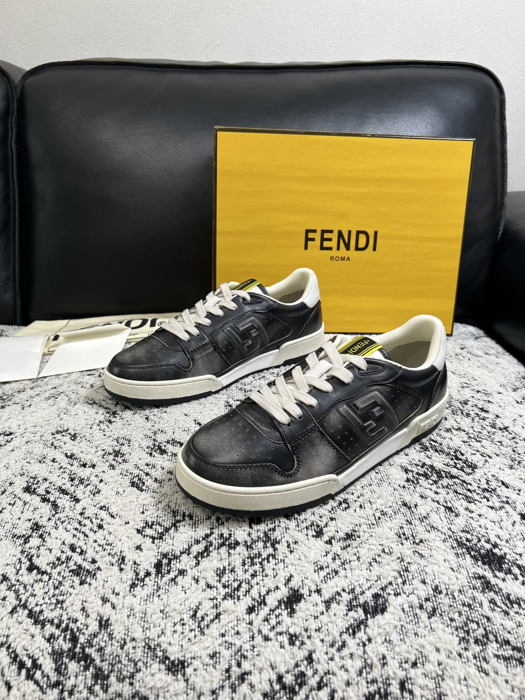 FENDI  高品质  顶级工艺品，芬迪  专柜同步，原厂配置意大利进口牛皮面料，进口牛皮内里垫，透气舒适，鞋底：原厂特