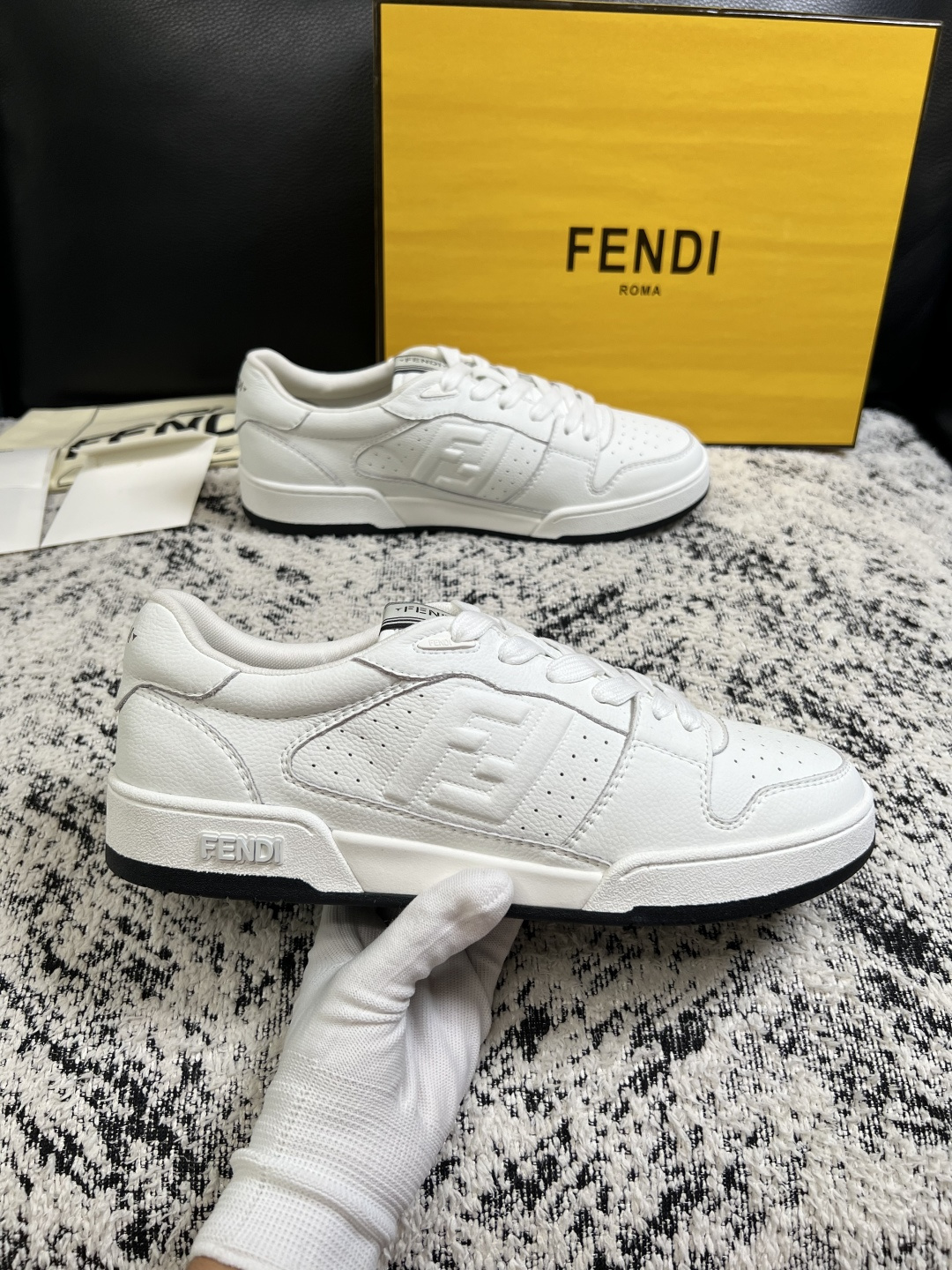 FENDI  高品质  顶级工艺品，芬迪  专柜同步，原厂配置意大利进口牛皮面料，进口牛皮内里垫，透气舒适，鞋底：原厂特