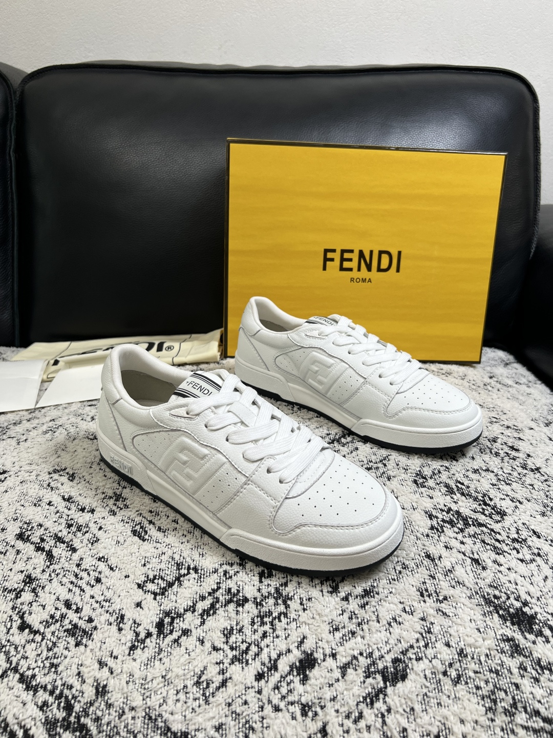 FENDI 高品质 顶级工艺品,芬迪 专柜同步,原厂配置意大利进口牛皮面料,进口牛皮内里垫,透气舒适,鞋底:原厂特 FENDI 高品质 顶级工艺品,芬迪 专柜同步,原厂配置意大利进口牛皮面料,进口牛皮内里垫,透气舒适,鞋底:原厂特