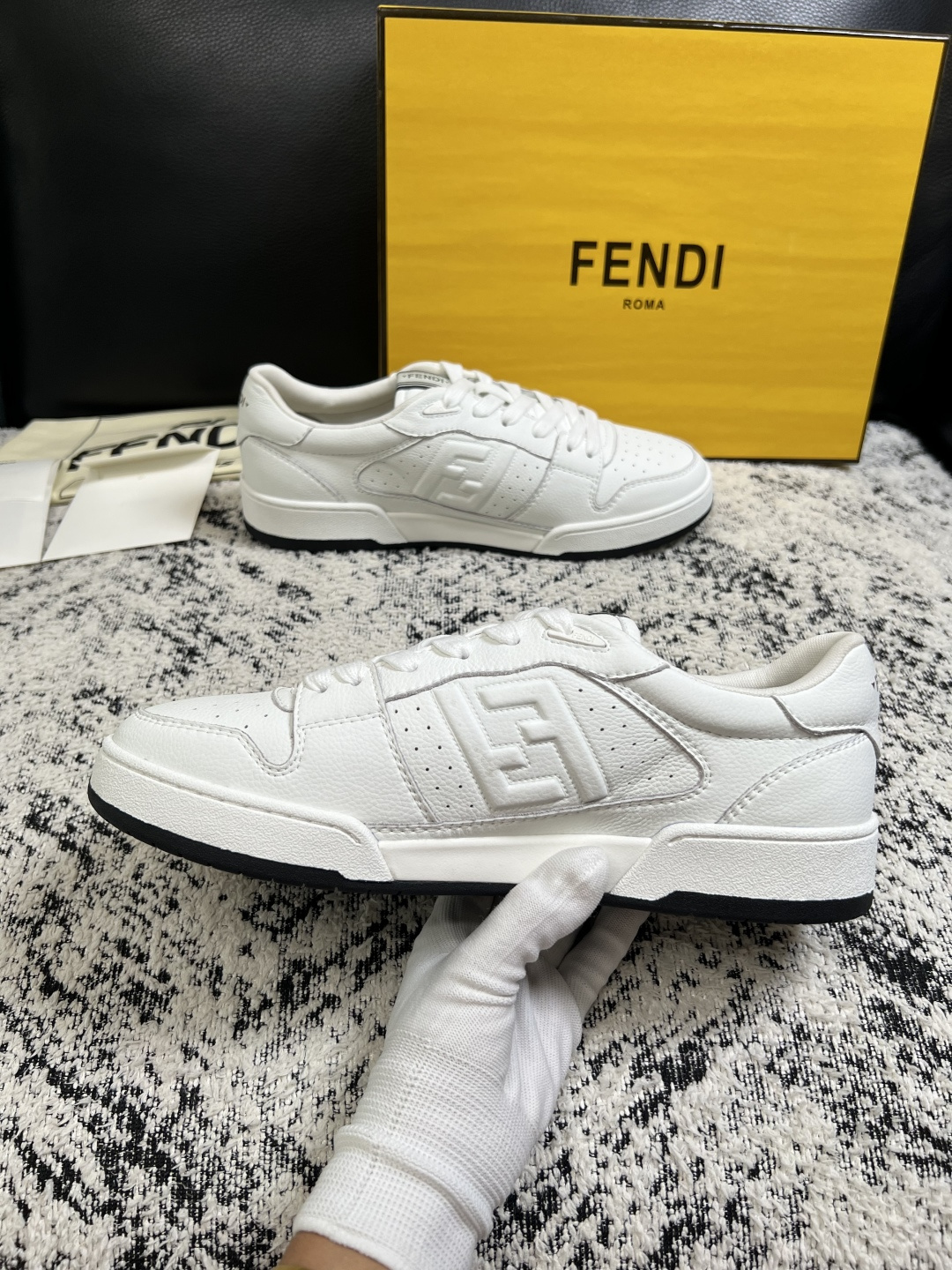 FENDI  高品质  顶级工艺品，芬迪  专柜同步，原厂配置意大利进口牛皮面料，进口牛皮内里垫，透气舒适，鞋底：原厂特