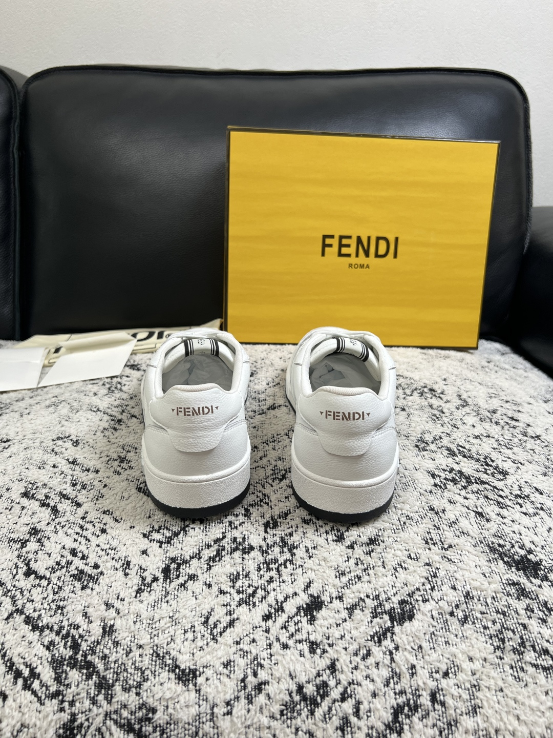 FENDI  高品质  顶级工艺品，芬迪  专柜同步，原厂配置意大利进口牛皮面料，进口牛皮内里垫，透气舒适，鞋底：原厂特
