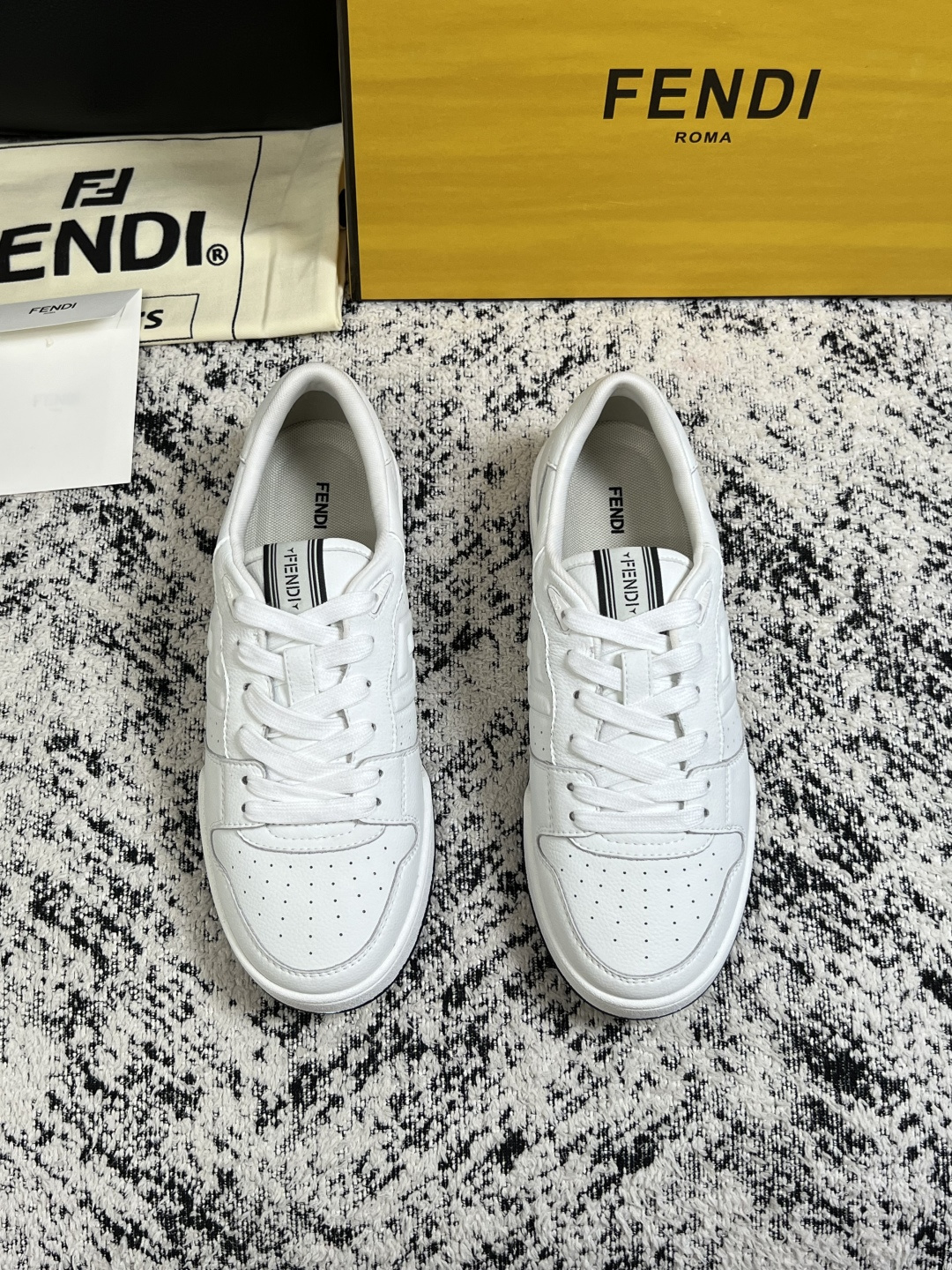 FENDI  高品质  顶级工艺品，芬迪  专柜同步，原厂配置意大利进口牛皮面料，进口牛皮内里垫，透气舒适，鞋底：原厂特