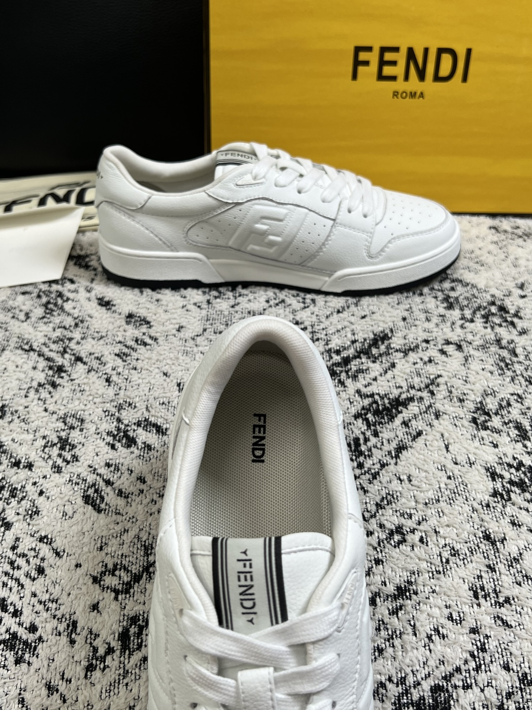 FENDI  高品质  顶级工艺品，芬迪  专柜同步，原厂配置意大利进口牛皮面料，进口牛皮内里垫，透气舒适，鞋底：原厂特