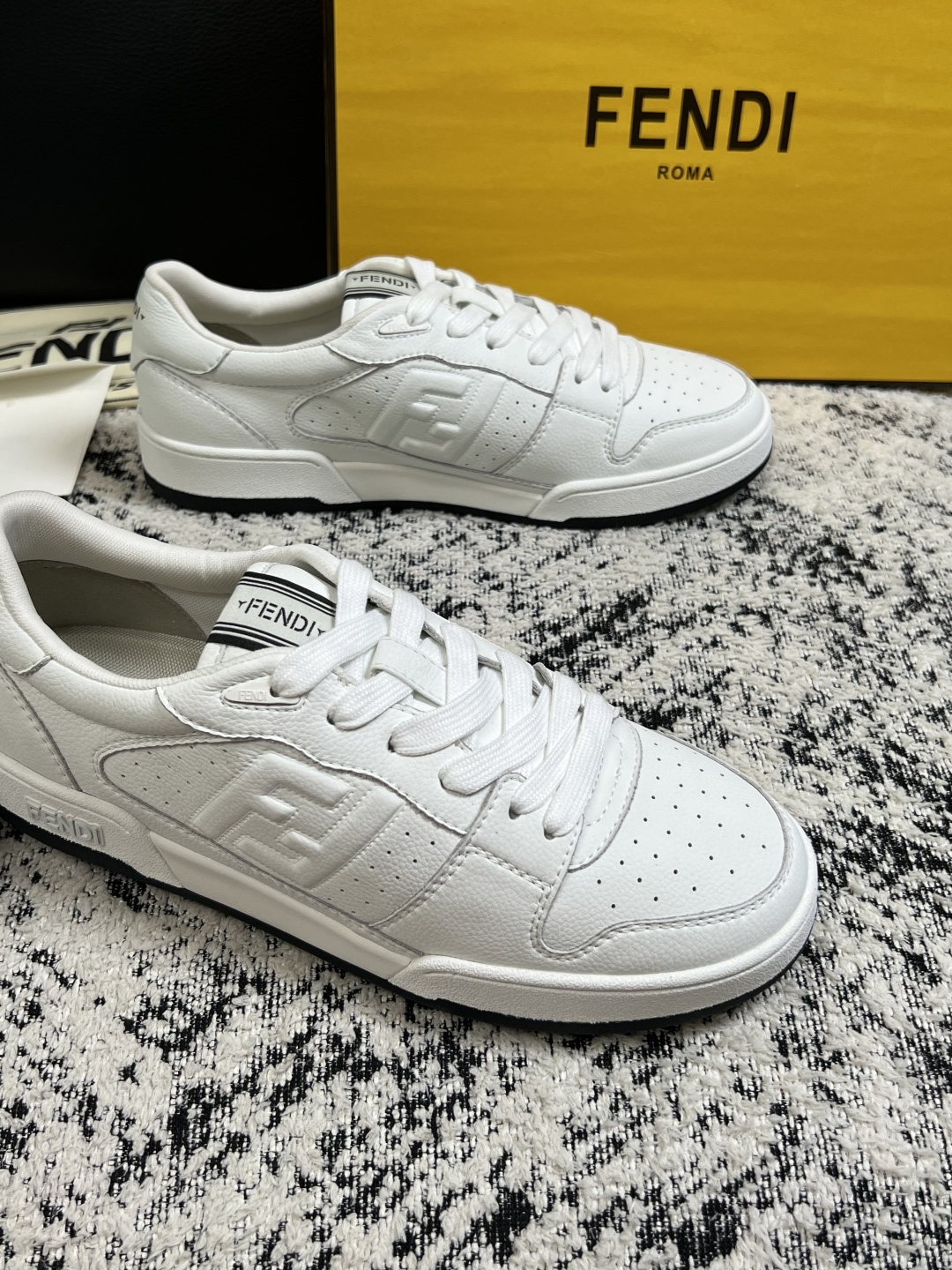 FENDI  高品质  顶级工艺品，芬迪  专柜同步，原厂配置意大利进口牛皮面料，进口牛皮内里垫，透气舒适，鞋底：原厂特