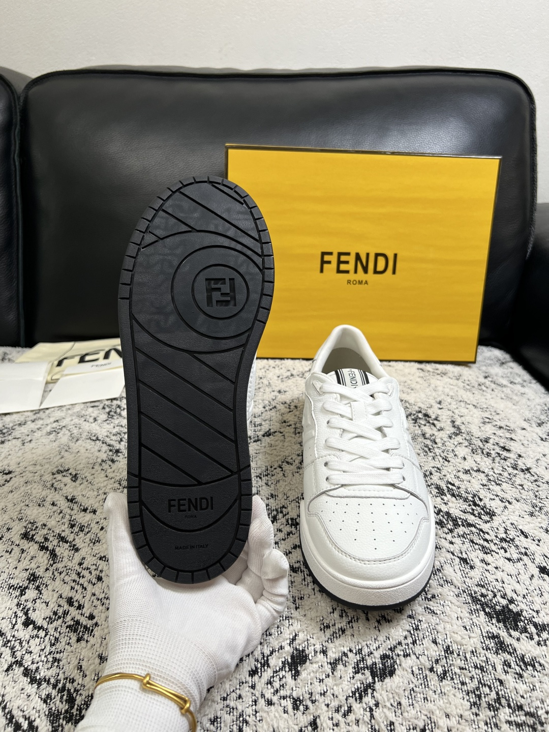 FENDI  高品质  顶级工艺品，芬迪  专柜同步，原厂配置意大利进口牛皮面料，进口牛皮内里垫，透气舒适，鞋底：原厂特