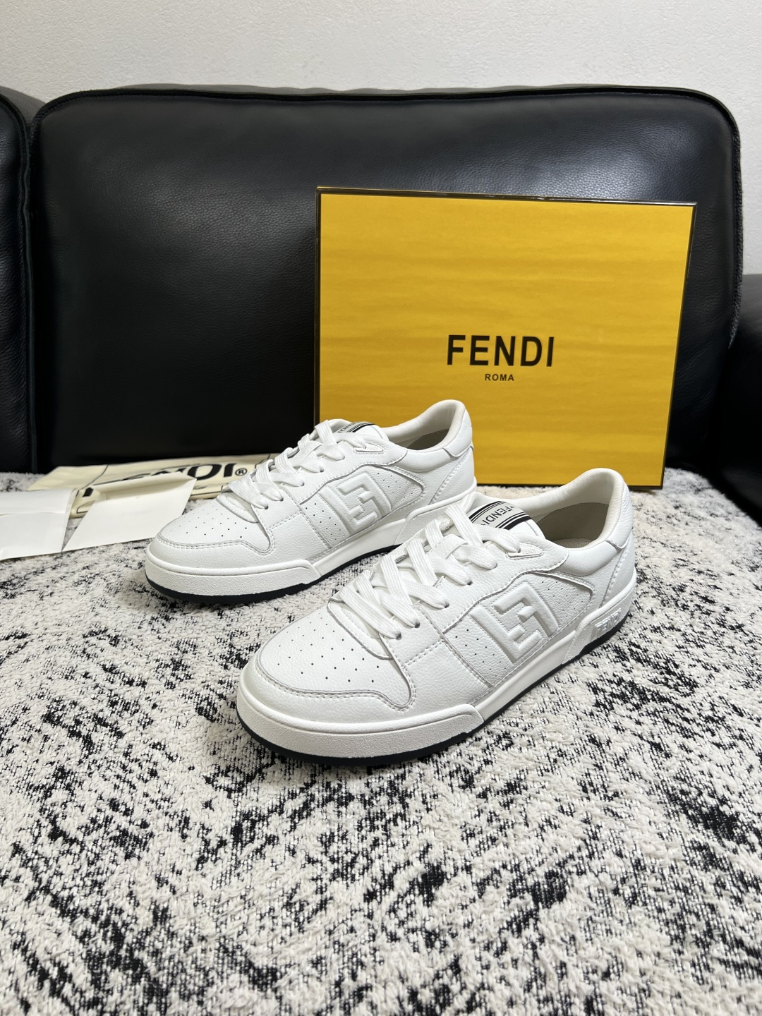 FENDI  高品质  顶级工艺品，芬迪  专柜同步，原厂配置意大利进口牛皮面料，进口牛皮内里垫，透气舒适，鞋底：原厂特