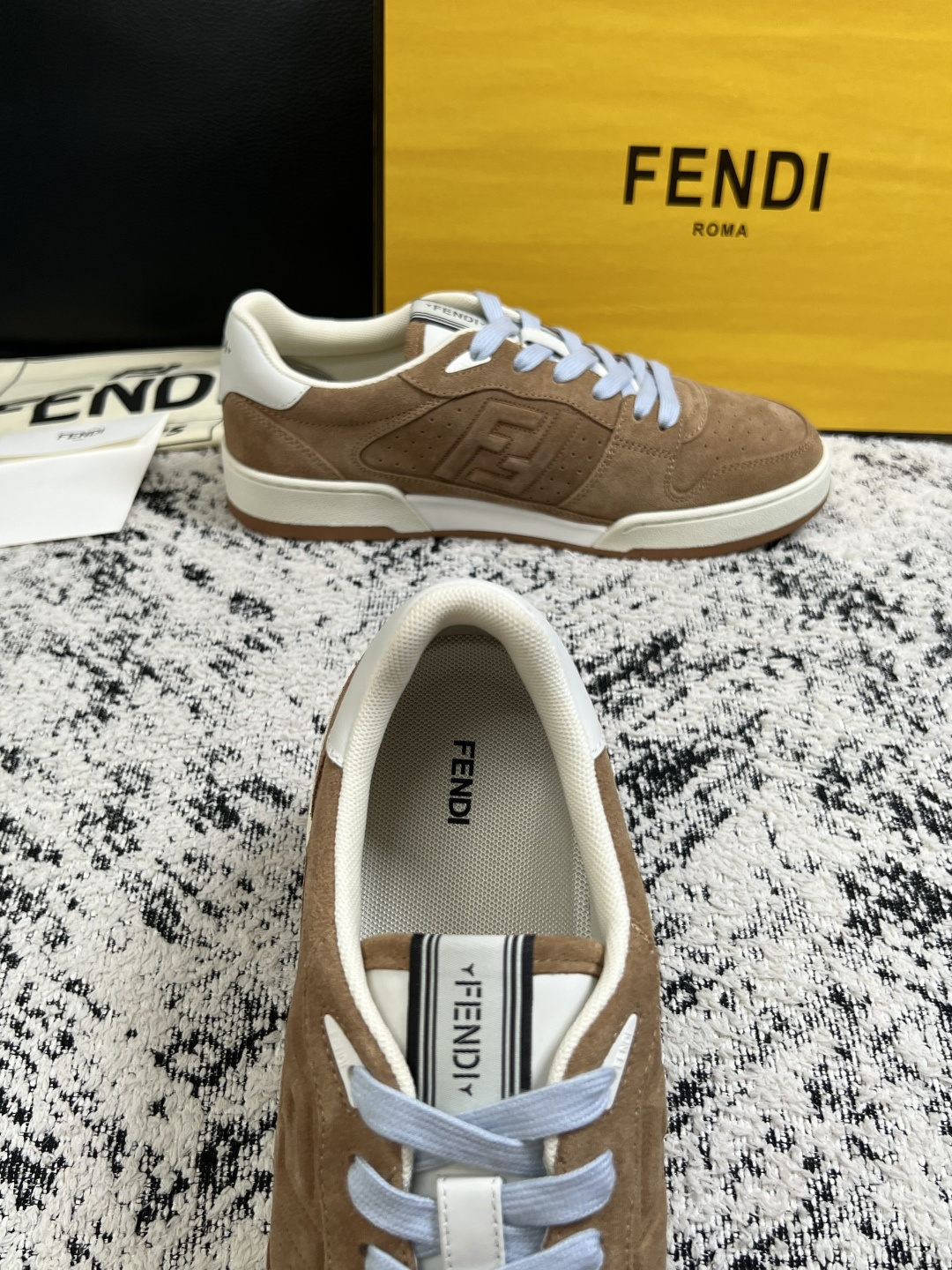 FENDI  高品质  顶级工艺品，芬迪  专柜同步，原厂配置意大利进口牛皮面料，进口牛皮内里垫，透气舒适，鞋底：原厂特
