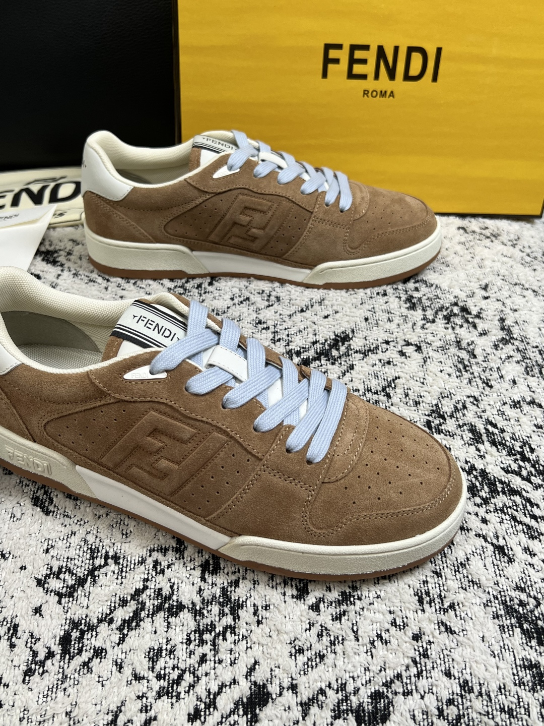 FENDI  高品质  顶级工艺品，芬迪  专柜同步，原厂配置意大利进口牛皮面料，进口牛皮内里垫，透气舒适，鞋底：原厂特