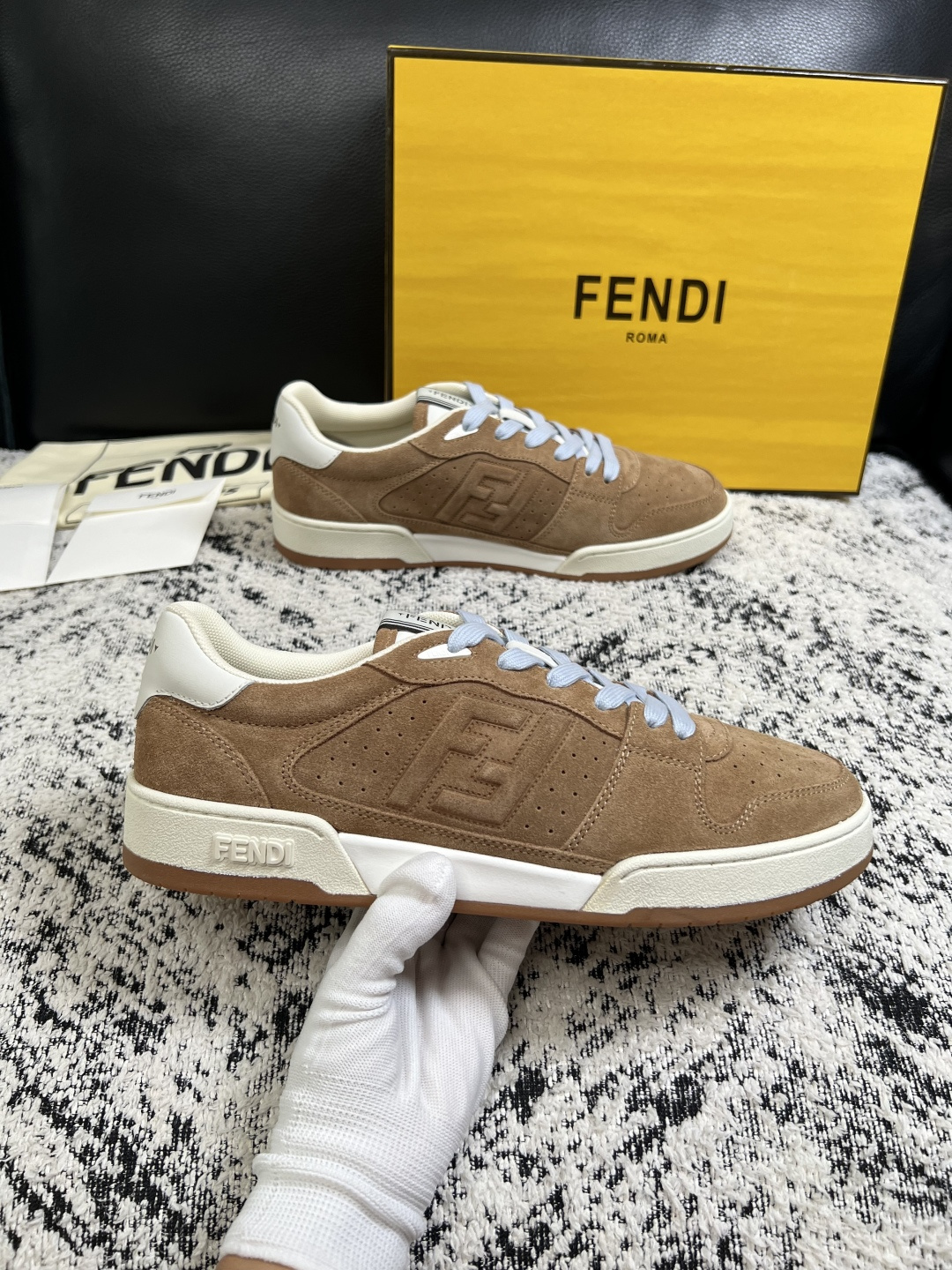 FENDI  高品质  顶级工艺品，芬迪  专柜同步，原厂配置意大利进口牛皮面料，进口牛皮内里垫，透气舒适，鞋底：原厂特