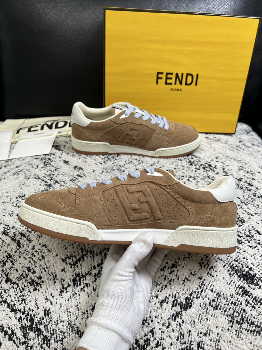 FENDI  高品质  顶级工艺品，芬迪  专柜同步，原厂配置意大利进口牛皮面料，进口牛皮内里垫，透气舒适，鞋底：原厂特