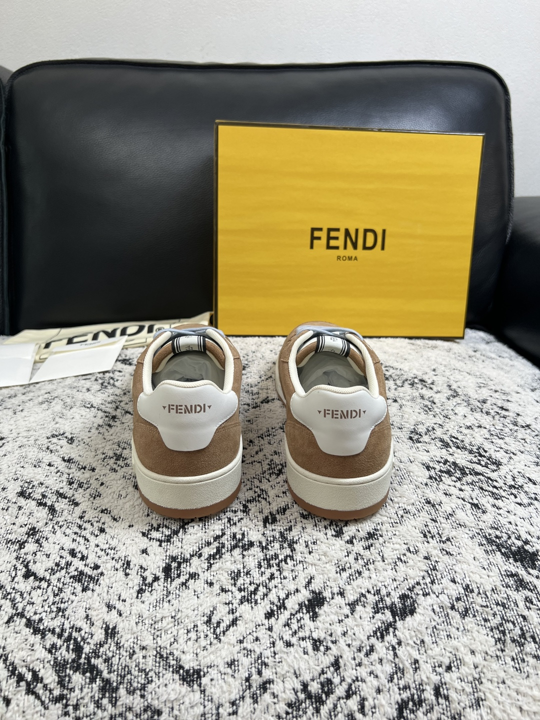 FENDI  高品质  顶级工艺品，芬迪  专柜同步，原厂配置意大利进口牛皮面料，进口牛皮内里垫，透气舒适，鞋底：原厂特