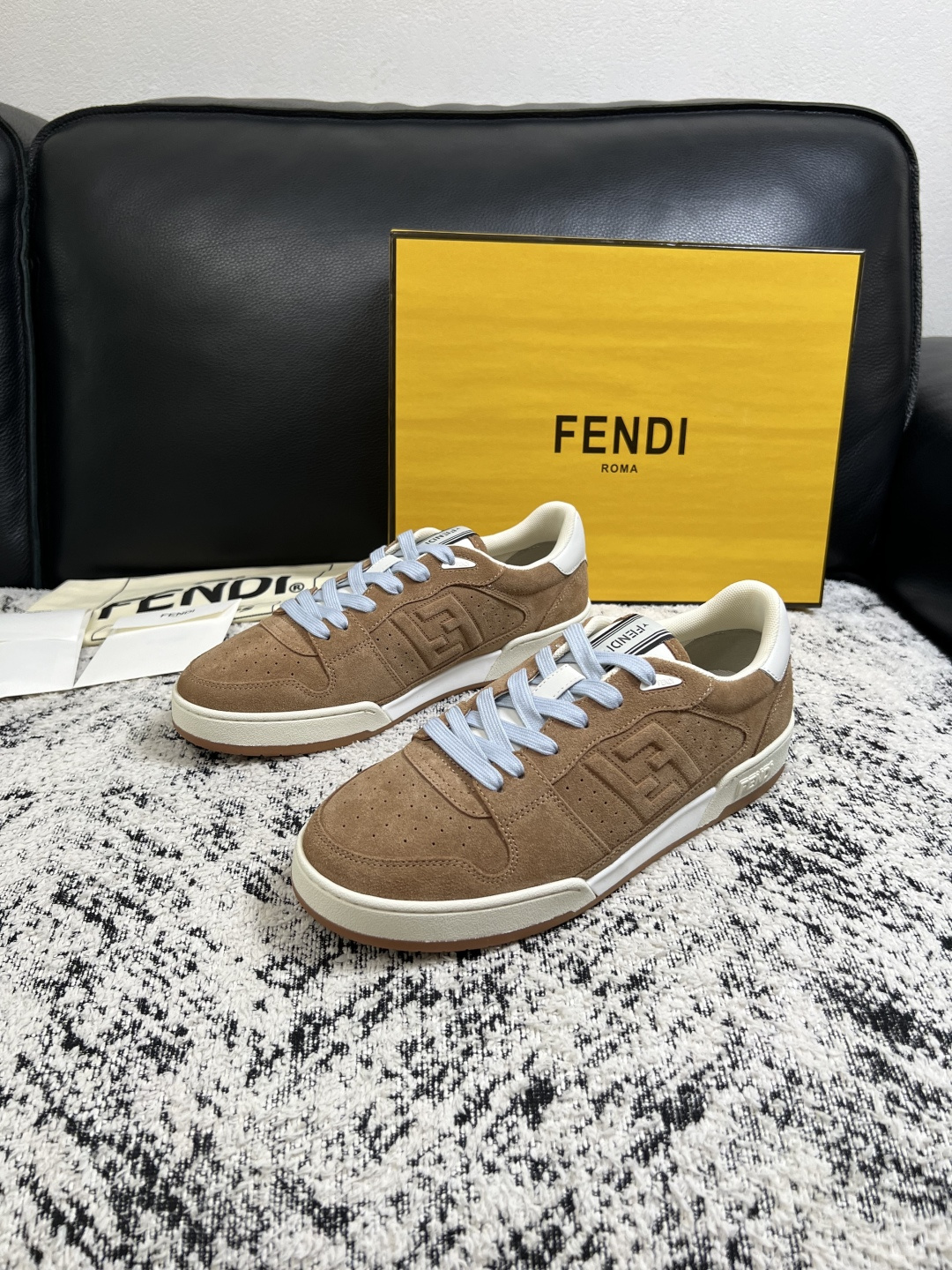 FENDI  高品质  顶级工艺品，芬迪  专柜同步，原厂配置意大利进口牛皮面料，进口牛皮内里垫，透气舒适，鞋底：原厂特