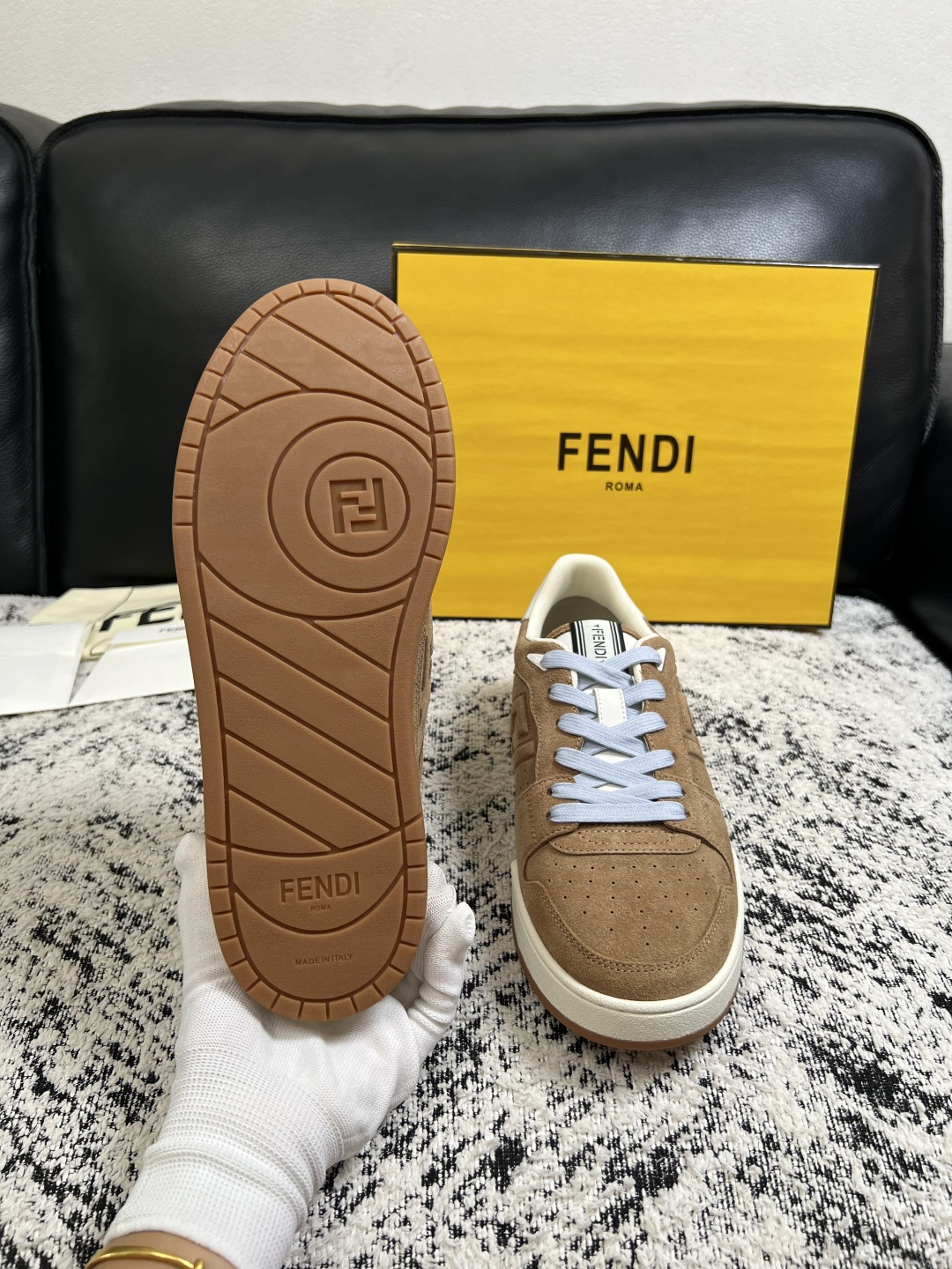 FENDI  高品质  顶级工艺品，芬迪  专柜同步，原厂配置意大利进口牛皮面料，进口牛皮内里垫，透气舒适，鞋底：原厂特