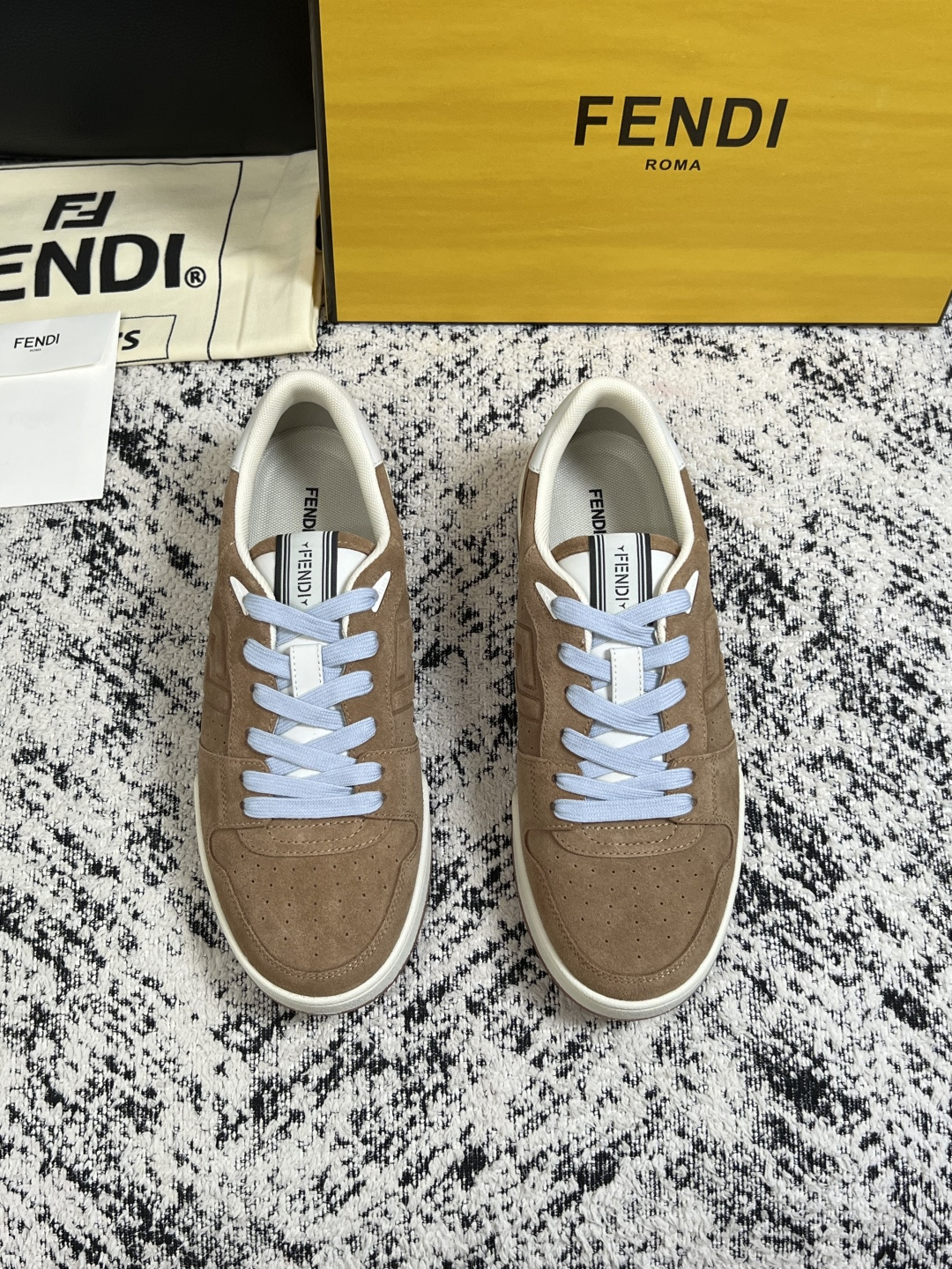 FENDI  高品质  顶级工艺品，芬迪  专柜同步，原厂配置意大利进口牛皮面料，进口牛皮内里垫，透气舒适，鞋底：原厂特