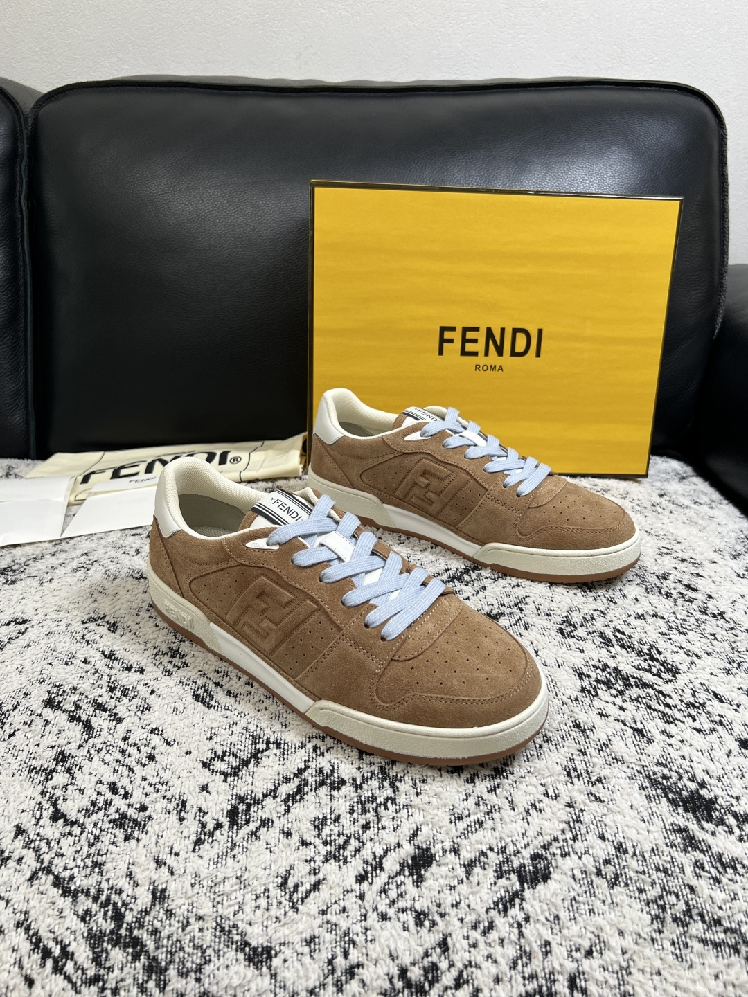 FENDI 高品质 顶级工艺品,芬迪 专柜同步,原厂配置意大利进口牛皮面料,进口牛皮内里垫,透气舒适,鞋底:原厂特 FENDI 高品质 顶级工艺品,芬迪 专柜同步,原厂配置意大利进口牛皮面料,进口牛皮内里垫,透气舒适,鞋底:原厂特