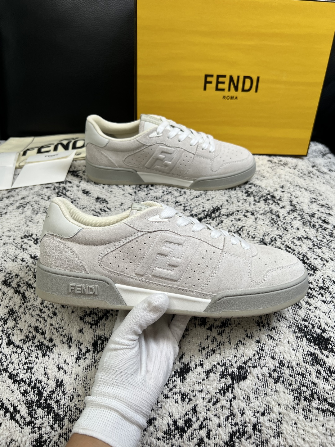 FENDI  高品质  顶级工艺品，芬迪  专柜同步，原厂配置意大利进口牛皮面料，进口牛皮内里垫，透气舒适，鞋底：原厂特