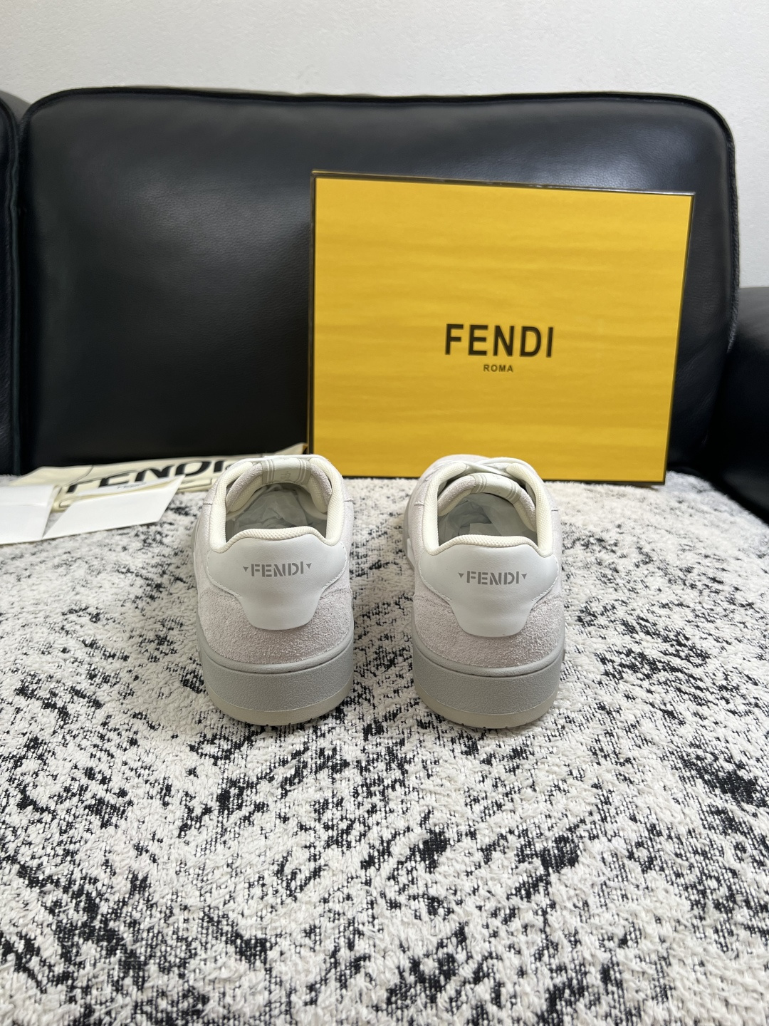 FENDI  高品质  顶级工艺品，芬迪  专柜同步，原厂配置意大利进口牛皮面料，进口牛皮内里垫，透气舒适，鞋底：原厂特