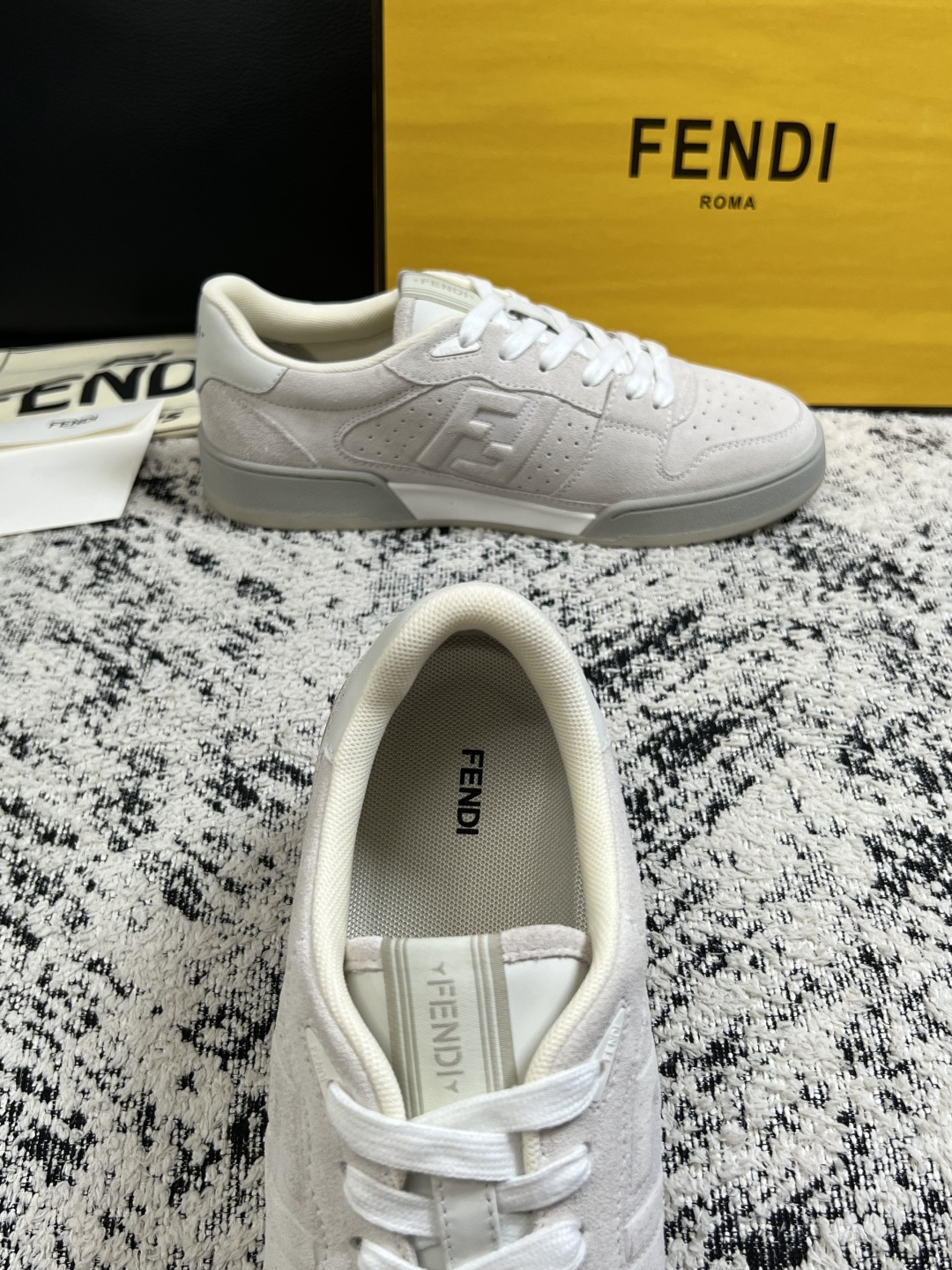 FENDI  高品质  顶级工艺品，芬迪  专柜同步，原厂配置意大利进口牛皮面料，进口牛皮内里垫，透气舒适，鞋底：原厂特
