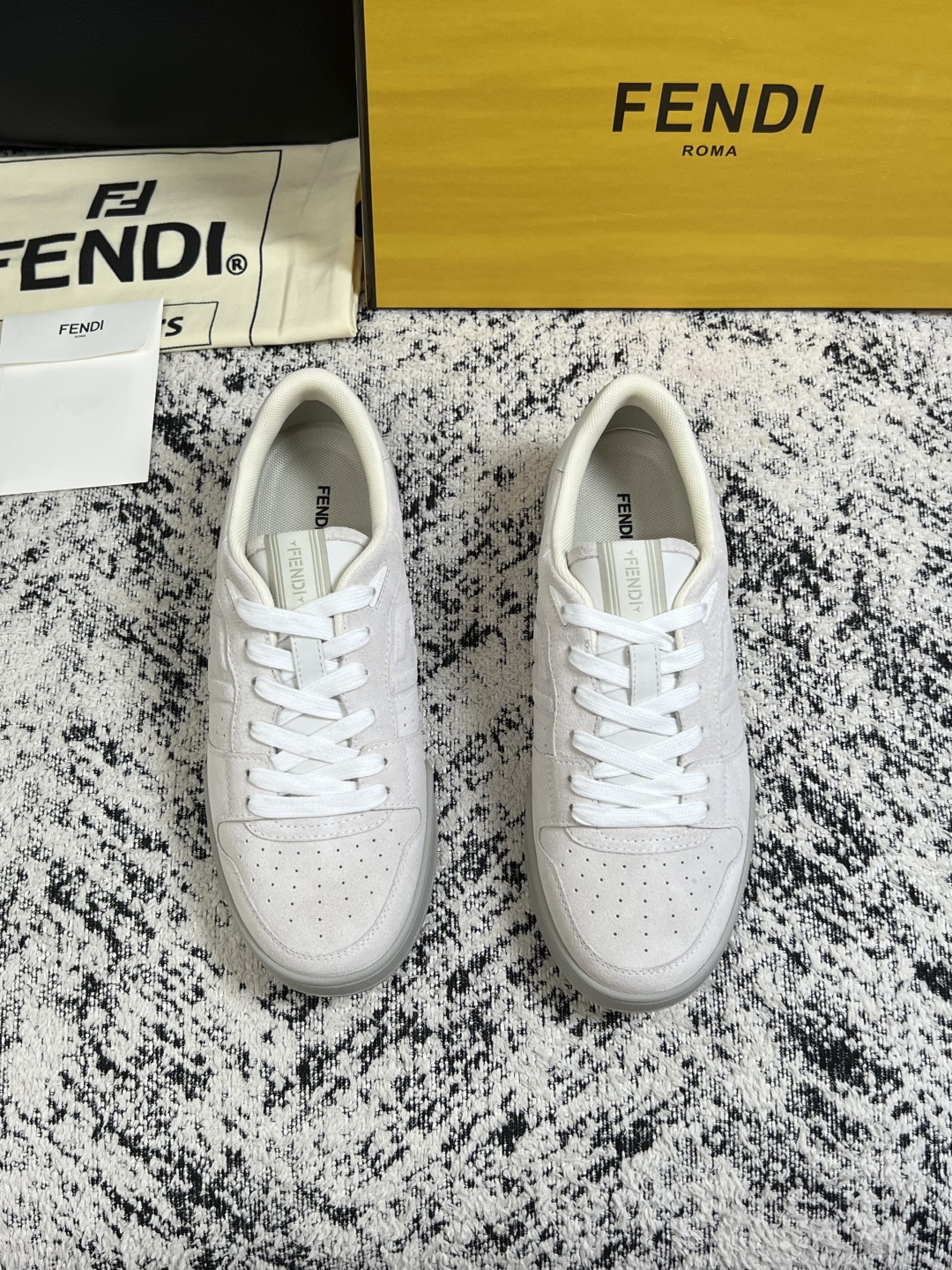 FENDI  高品质  顶级工艺品，芬迪  专柜同步，原厂配置意大利进口牛皮面料，进口牛皮内里垫，透气舒适，鞋底：原厂特