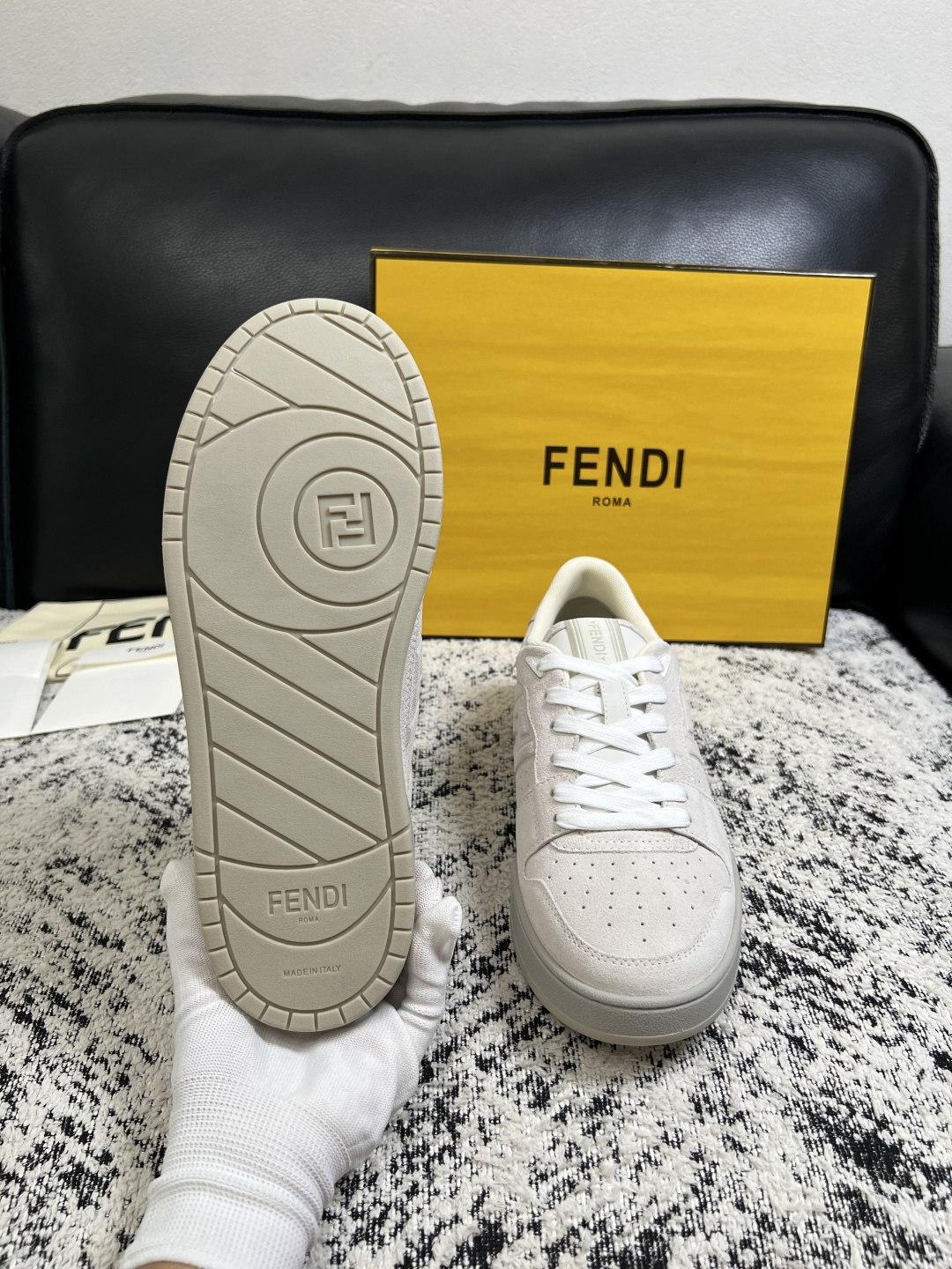 FENDI  高品质  顶级工艺品，芬迪  专柜同步，原厂配置意大利进口牛皮面料，进口牛皮内里垫，透气舒适，鞋底：原厂特