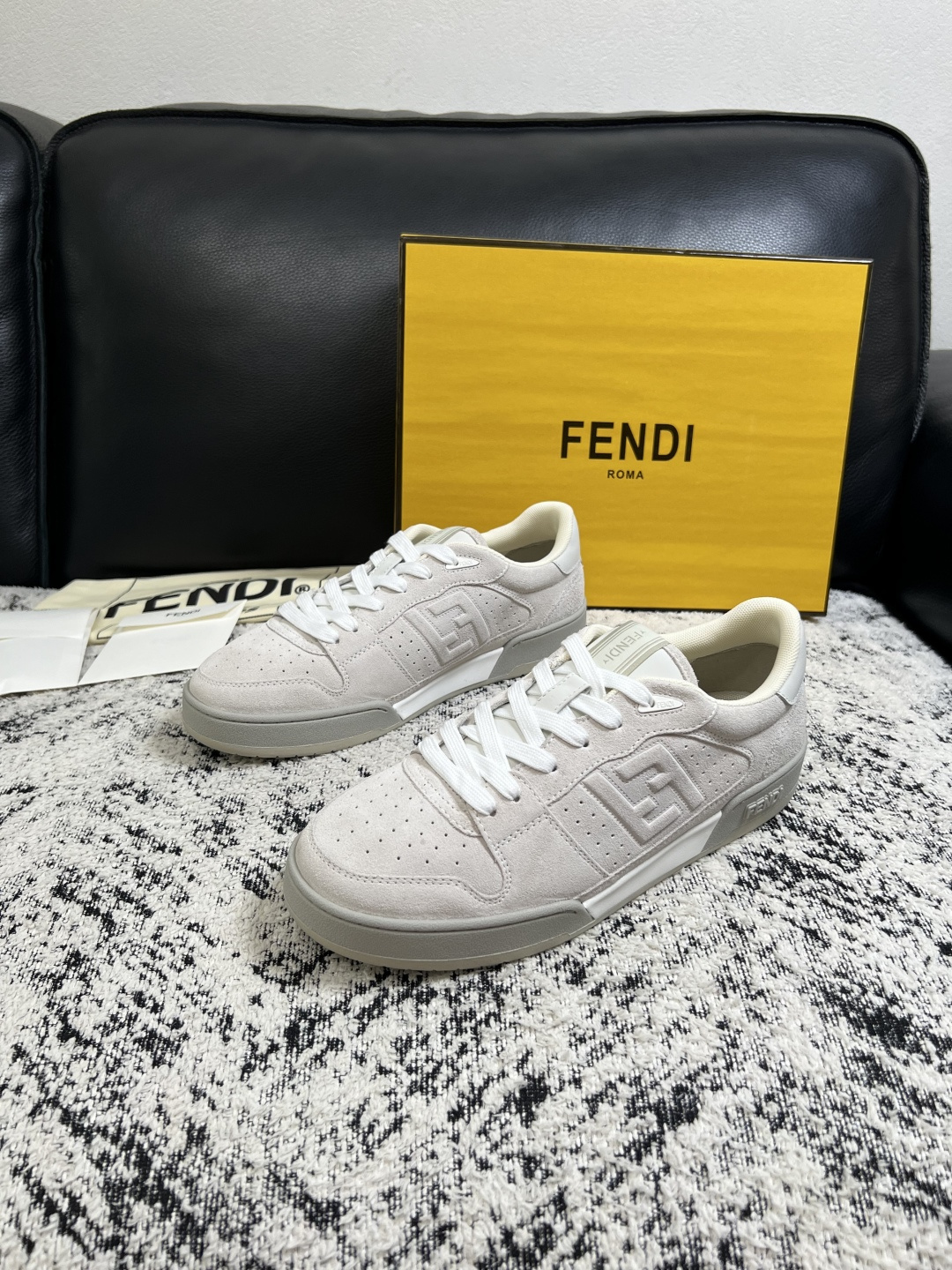 FENDI  高品质  顶级工艺品，芬迪  专柜同步，原厂配置意大利进口牛皮面料，进口牛皮内里垫，透气舒适，鞋底：原厂特