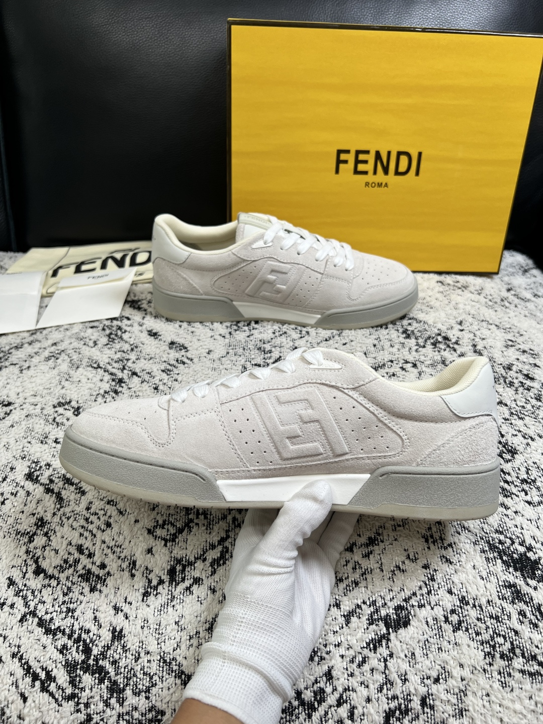 FENDI  高品质  顶级工艺品，芬迪  专柜同步，原厂配置意大利进口牛皮面料，进口牛皮内里垫，透气舒适，鞋底：原厂特