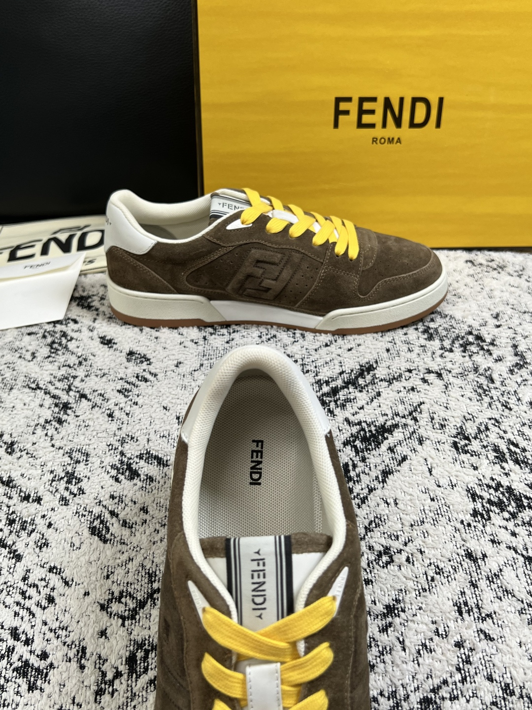 FENDI  高品质  顶级工艺品，芬迪  专柜同步，原厂配置意大利进口牛皮面料，进口牛皮内里垫，透气舒适，鞋底：原厂特