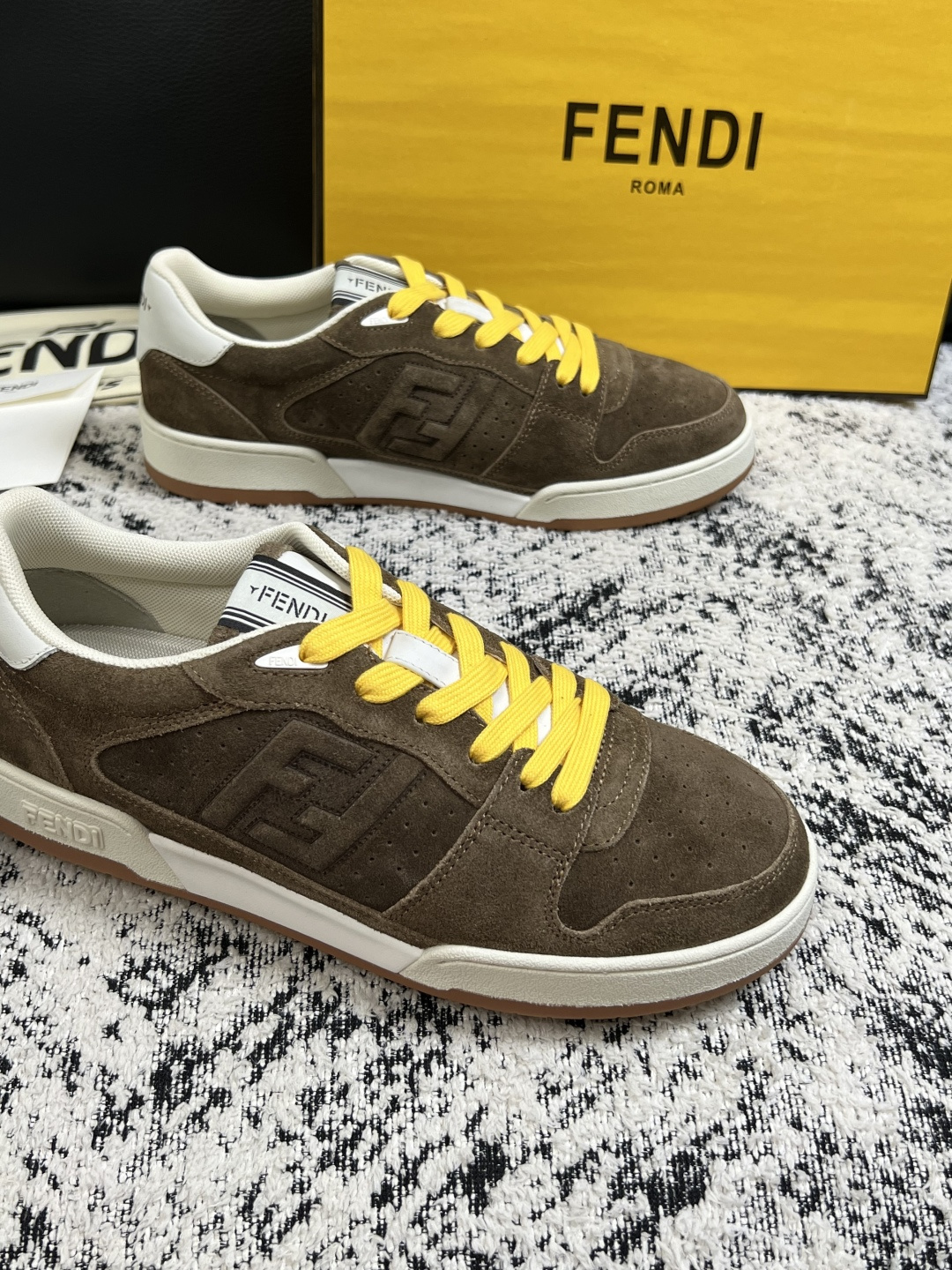 FENDI  高品质  顶级工艺品，芬迪  专柜同步，原厂配置意大利进口牛皮面料，进口牛皮内里垫，透气舒适，鞋底：原厂特