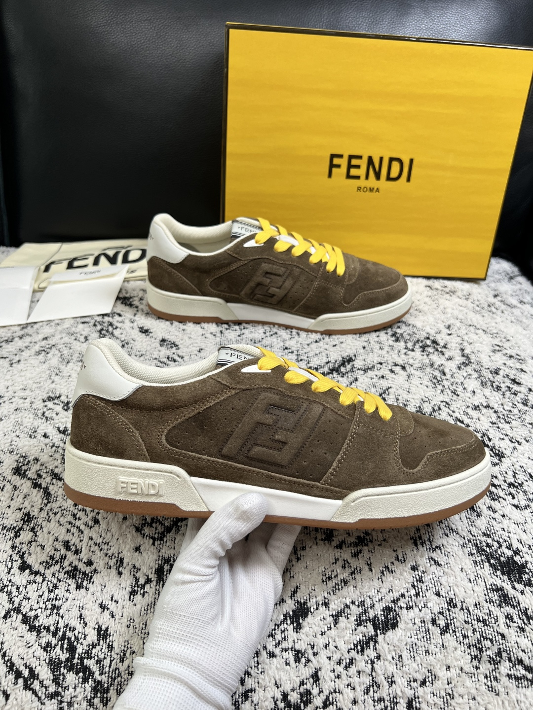 FENDI  高品质  顶级工艺品，芬迪  专柜同步，原厂配置意大利进口牛皮面料，进口牛皮内里垫，透气舒适，鞋底：原厂特