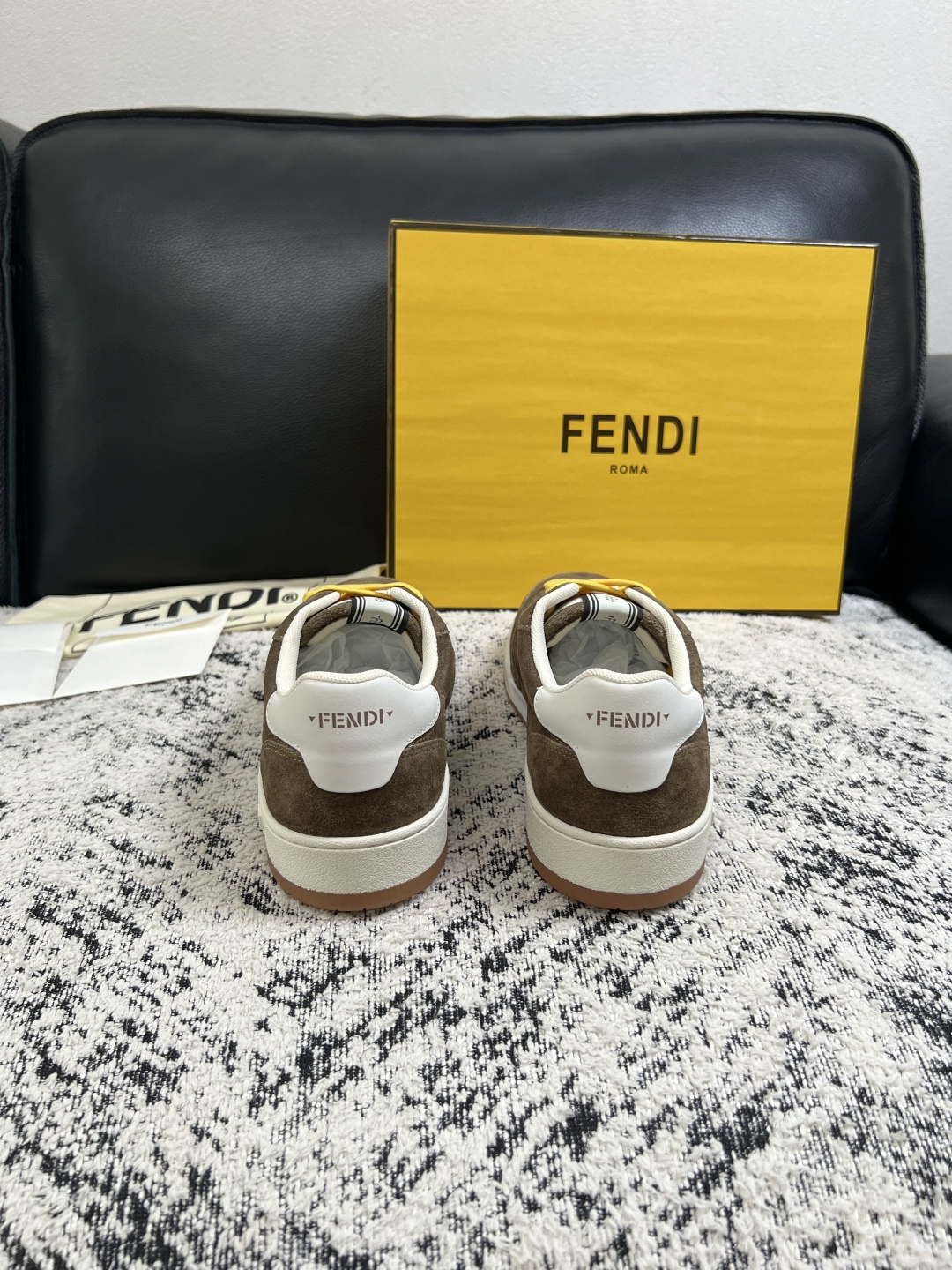 FENDI  高品质  顶级工艺品，芬迪  专柜同步，原厂配置意大利进口牛皮面料，进口牛皮内里垫，透气舒适，鞋底：原厂特