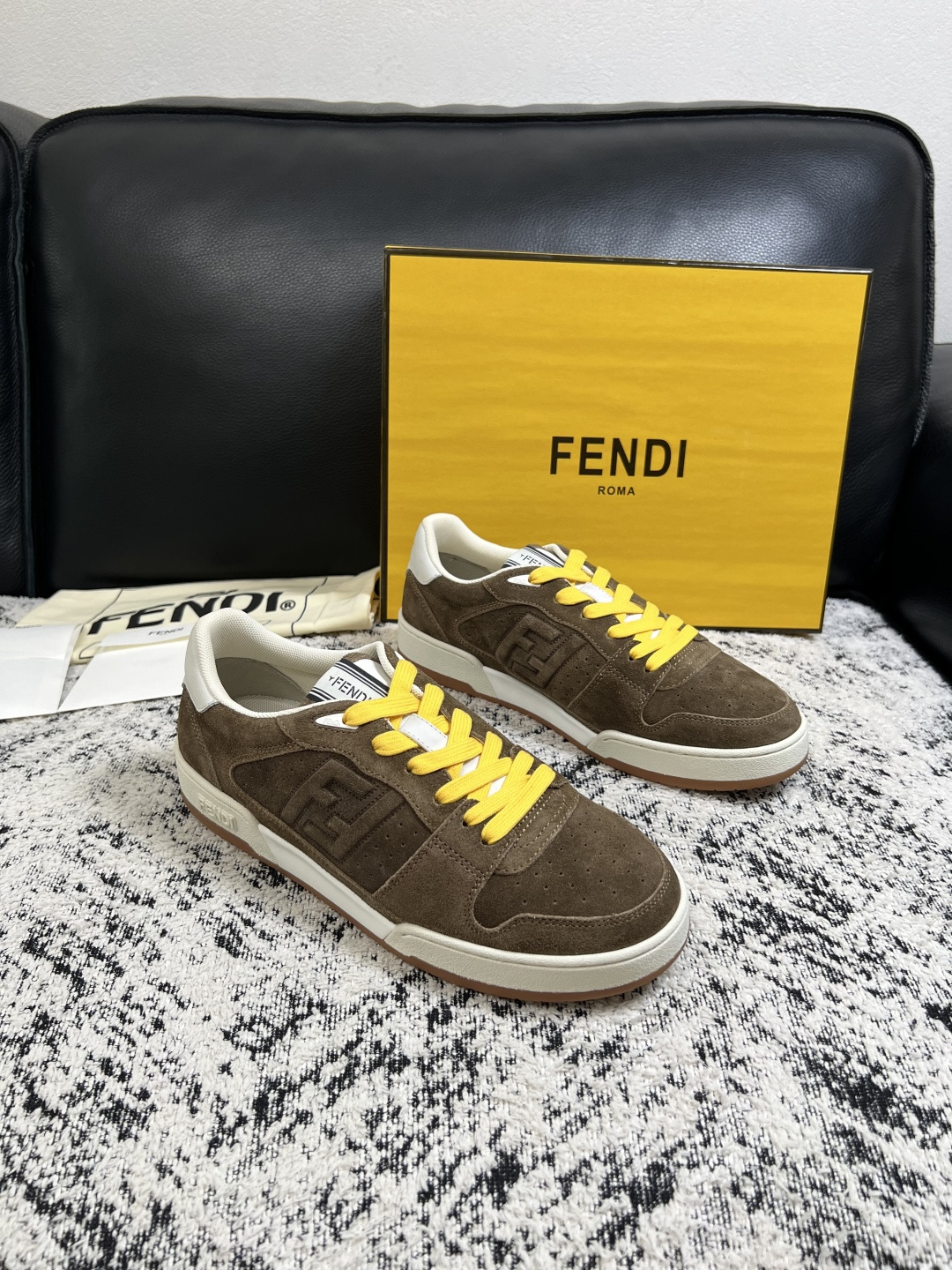 NO:955480,FENDI high-quality top handicrafts, synchronized with Fendi counters, original factory configuration of imported cowhide fabrics from Italy, imported cowhide inner pads, breathable and comfortable, original soles specially provided by the original factory, original factory follow-up goods, couple style, code number 36-44 (customized 35 45),,fendi,fendi,cowhide19860909FENDI 高品质 顶级工艺品,芬迪 专柜同步,原厂配置意大利进口牛皮面料,进口牛皮内里垫,透气舒适,鞋底原厂特供原版底,原厂跟单货 情侣款 码数 36-44（订做35 45）,,fendi,fendi,cowhide,Men's shoes