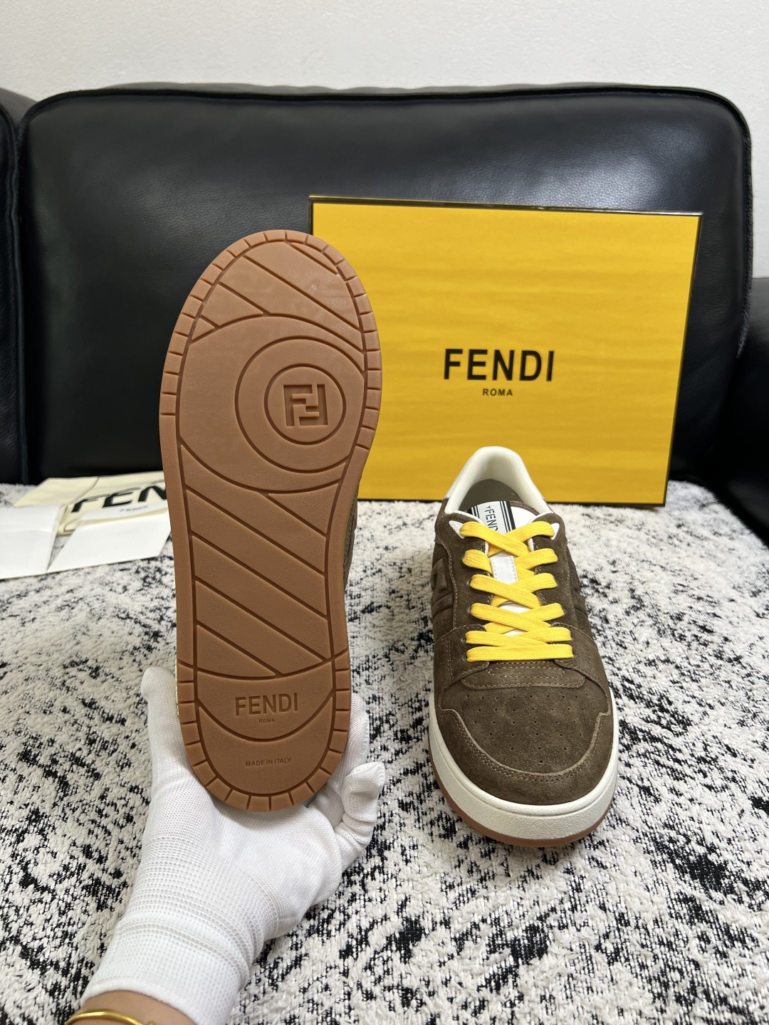FENDI  高品质  顶级工艺品，芬迪  专柜同步，原厂配置意大利进口牛皮面料，进口牛皮内里垫，透气舒适，鞋底：原厂特