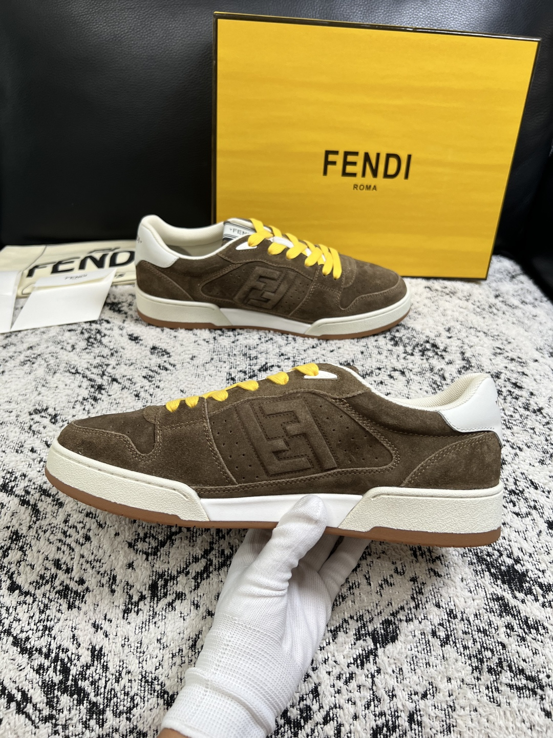 FENDI  高品质  顶级工艺品，芬迪  专柜同步，原厂配置意大利进口牛皮面料，进口牛皮内里垫，透气舒适，鞋底：原厂特