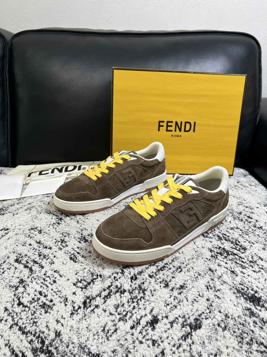FENDI  高品质  顶级工艺品，芬迪  专柜同步，原厂配置意大利进口牛皮面料，进口牛皮内里垫，透气舒适，鞋底：原厂特