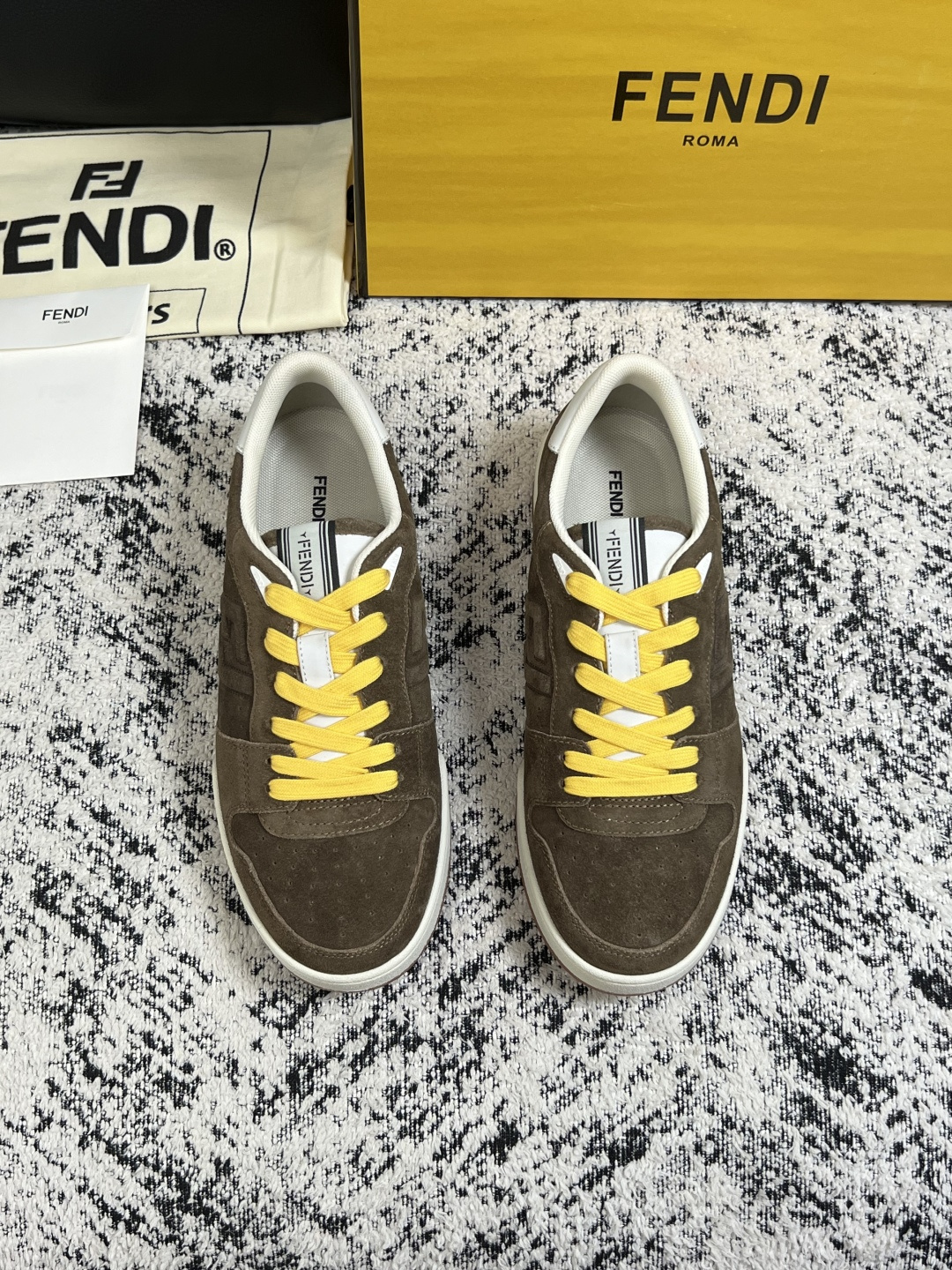 FENDI  高品质  顶级工艺品，芬迪  专柜同步，原厂配置意大利进口牛皮面料，进口牛皮内里垫，透气舒适，鞋底：原厂特