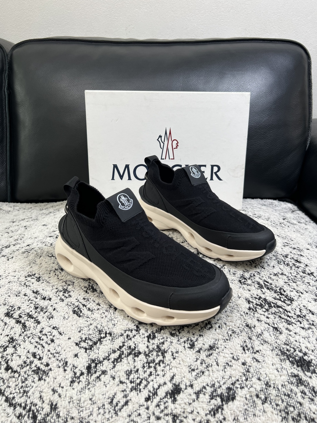 MONCLER 高品质 顶级工艺品 蒙口 新品专柜新款,原厂配置意大利进口牛皮搭配面料,高品质复杂拼接工艺,进口 MONCLER 高品质 顶级工艺品 蒙口 新品专柜新款,原厂配置意大利进口牛皮搭配面料,高品质复杂拼接工艺,进口