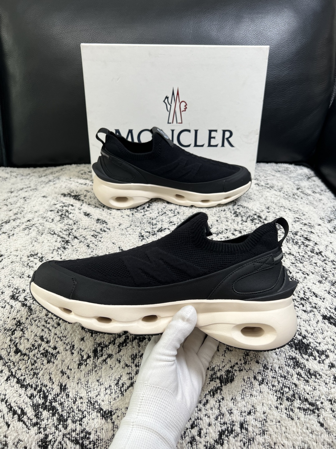 MONCLER  高品质  顶级工艺品   蒙口 新品专柜新款，原厂配置意大利进口牛皮搭配面料，高品质复杂拼接工艺，进口