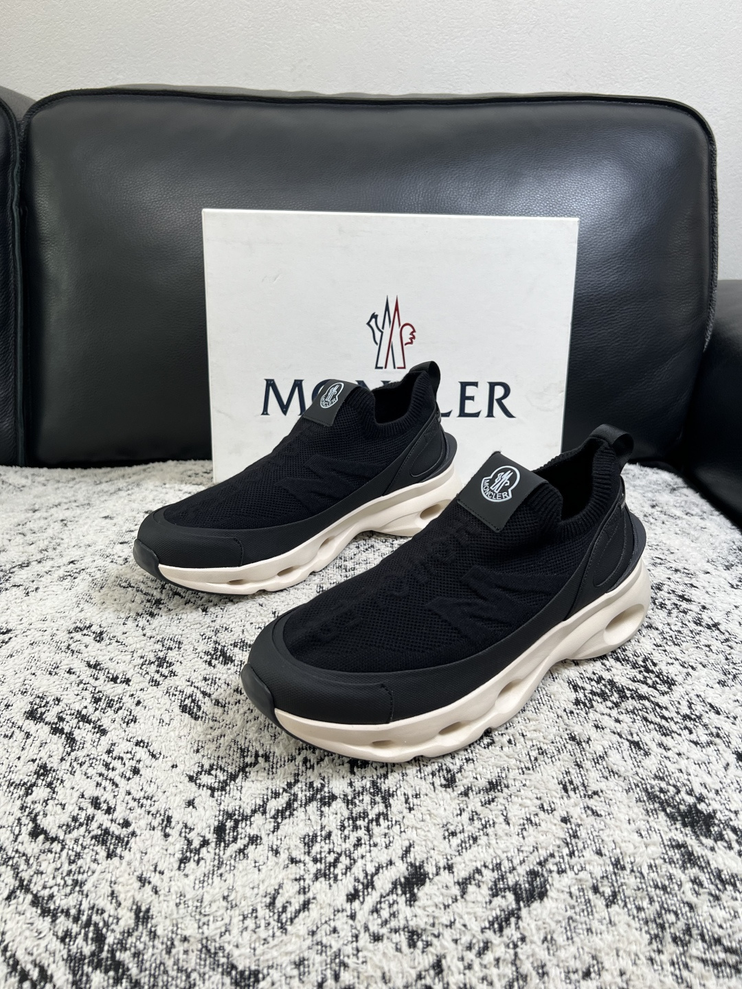 MONCLER  高品质  顶级工艺品   蒙口 新品专柜新款，原厂配置意大利进口牛皮搭配面料，高品质复杂拼接工艺，进口