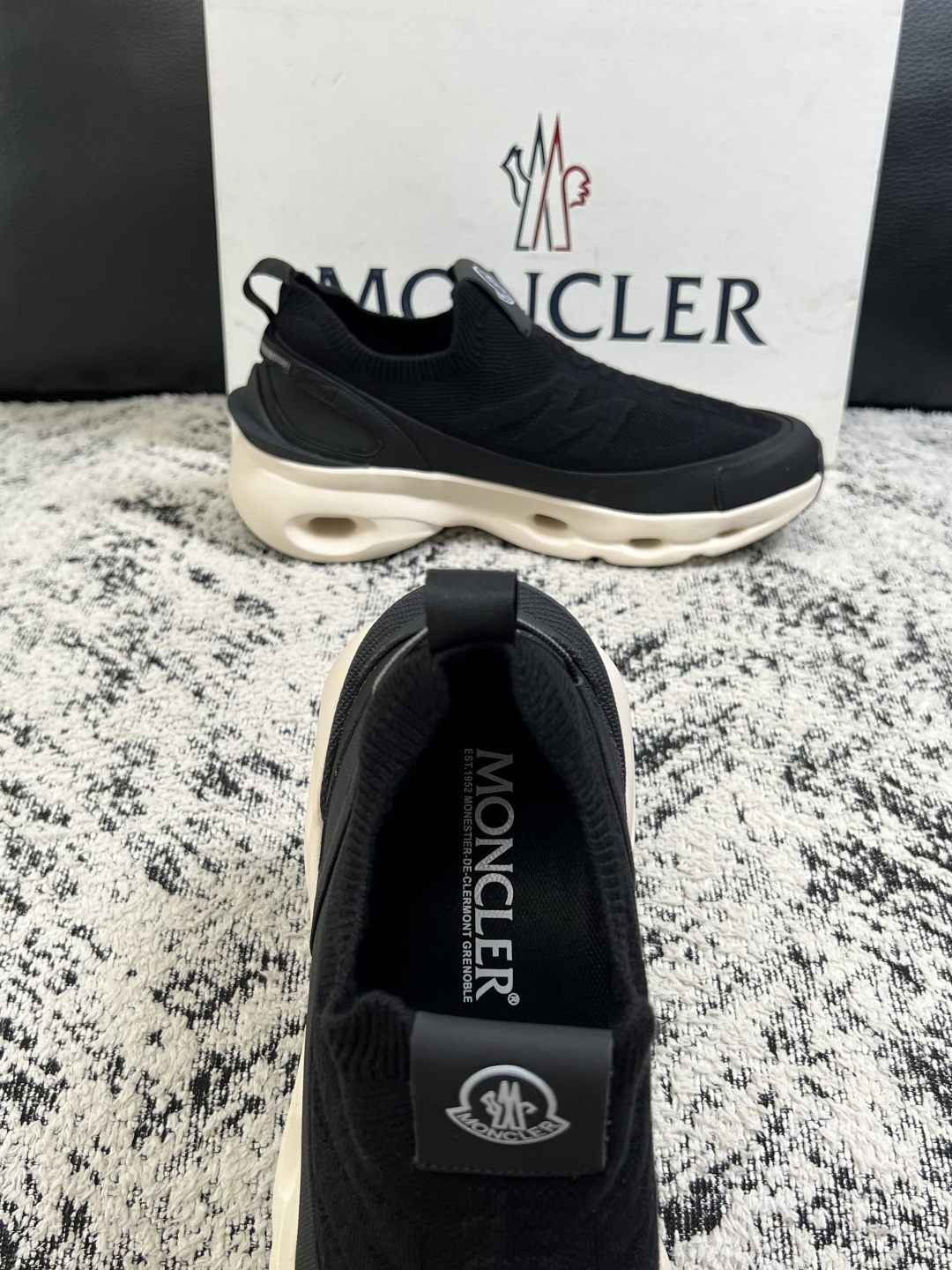 MONCLER  高品质  顶级工艺品   蒙口 新品专柜新款，原厂配置意大利进口牛皮搭配面料，高品质复杂拼接工艺，进口
