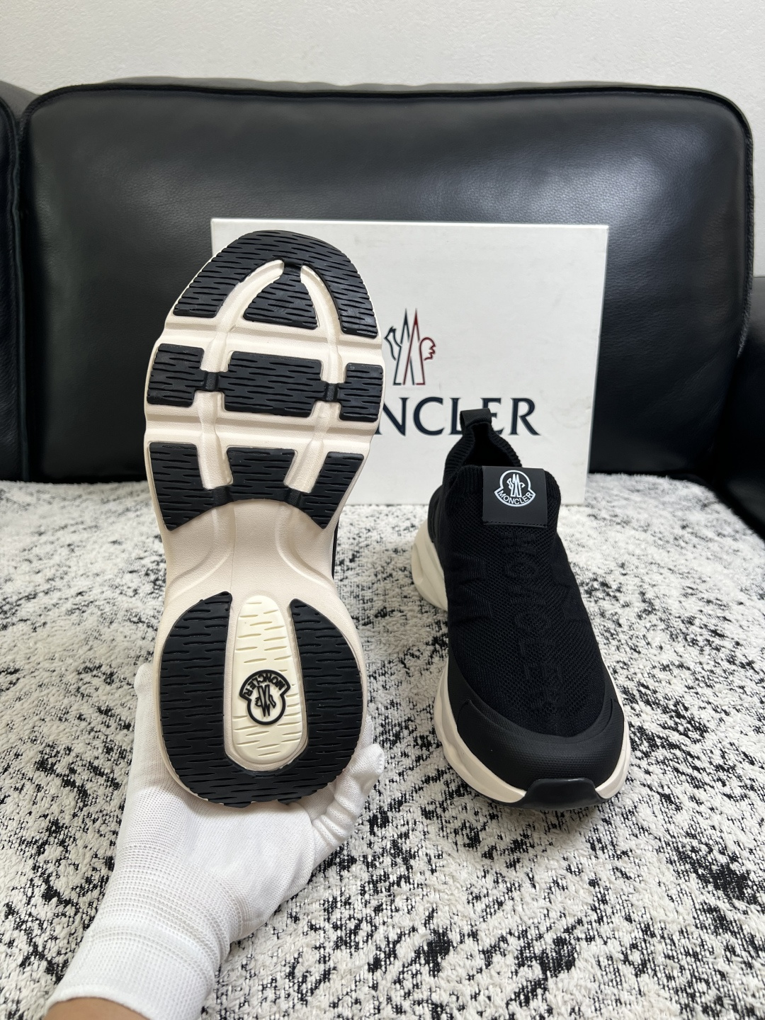 MONCLER  高品质  顶级工艺品   蒙口 新品专柜新款，原厂配置意大利进口牛皮搭配面料，高品质复杂拼接工艺，进口