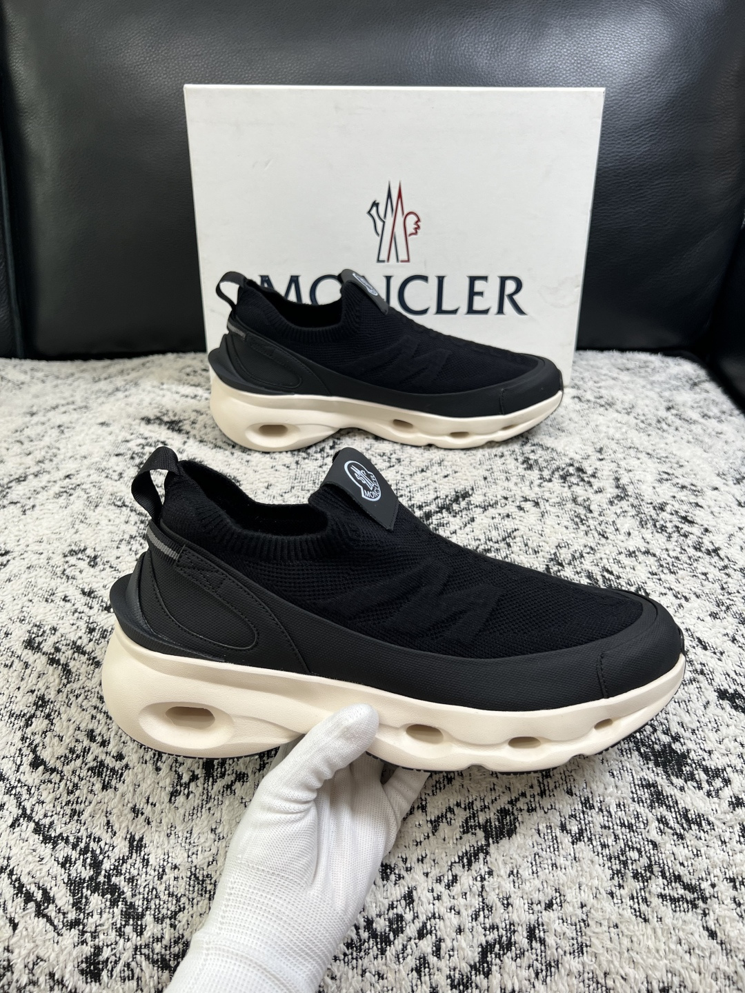 MONCLER  高品质  顶级工艺品   蒙口 新品专柜新款，原厂配置意大利进口牛皮搭配面料，高品质复杂拼接工艺，进口