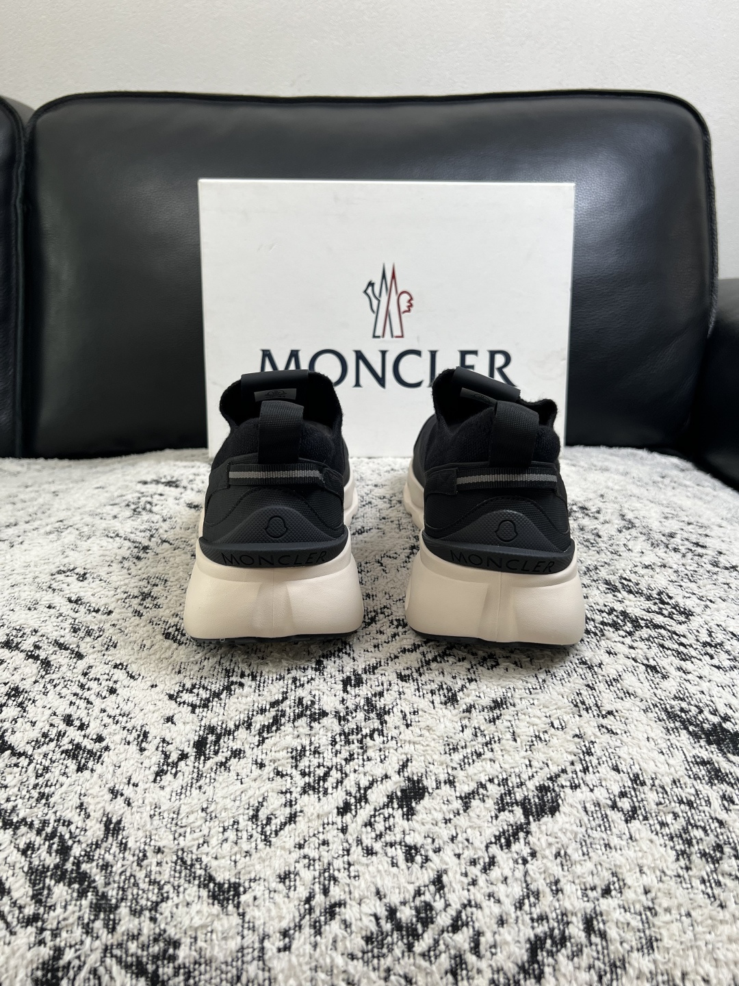 MONCLER  高品质  顶级工艺品   蒙口 新品专柜新款，原厂配置意大利进口牛皮搭配面料，高品质复杂拼接工艺，进口