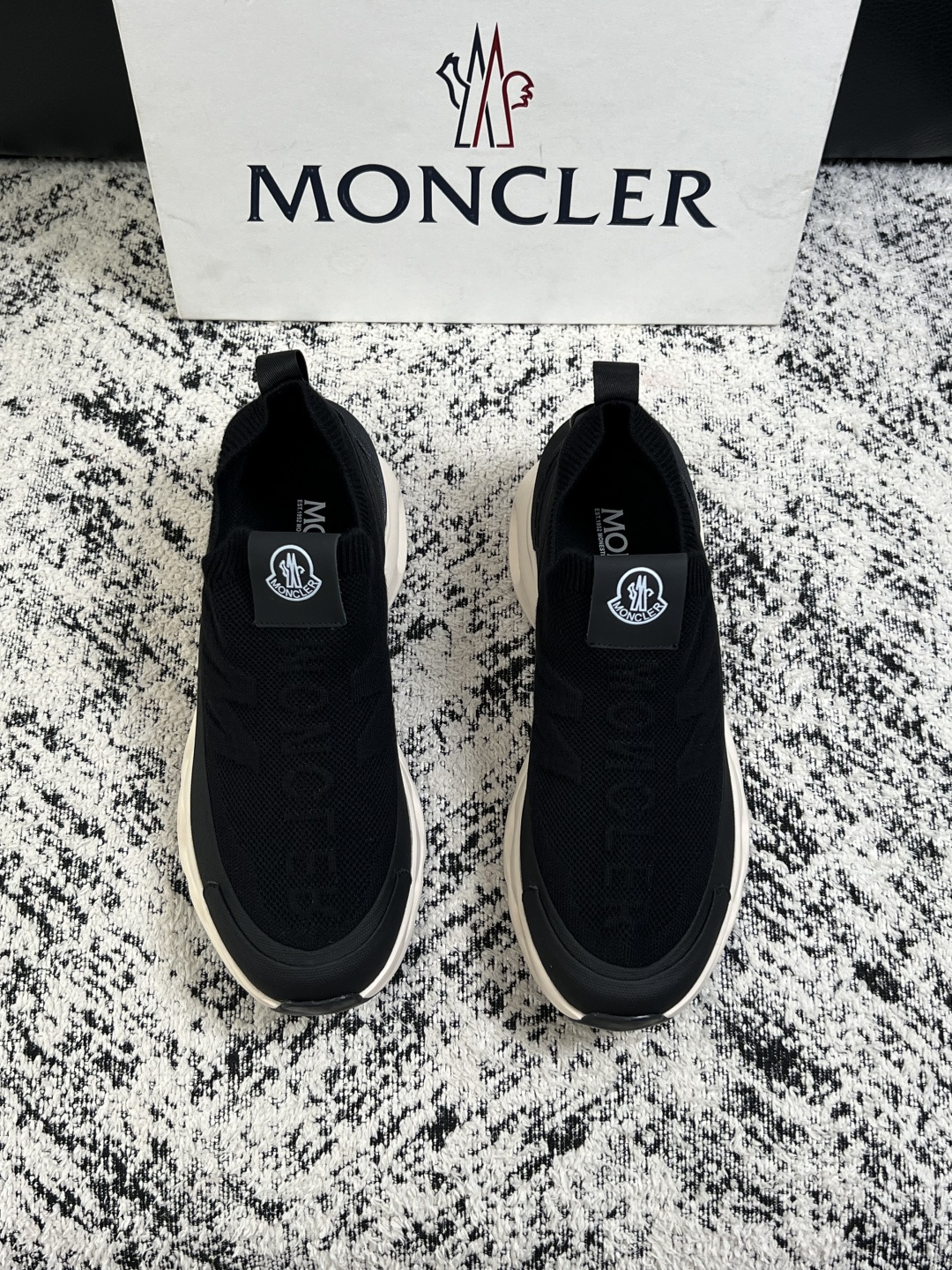 MONCLER  高品质  顶级工艺品   蒙口 新品专柜新款，原厂配置意大利进口牛皮搭配面料，高品质复杂拼接工艺，进口