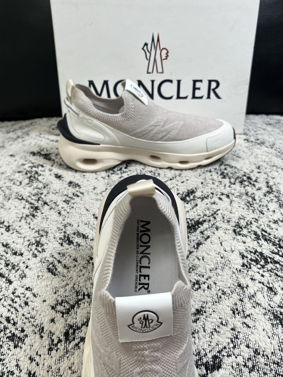 MONCLER  高品质  顶级工艺品   蒙口 新品专柜新款，原厂配置意大利进口牛皮搭配面料，高品质复杂拼接工艺，进口