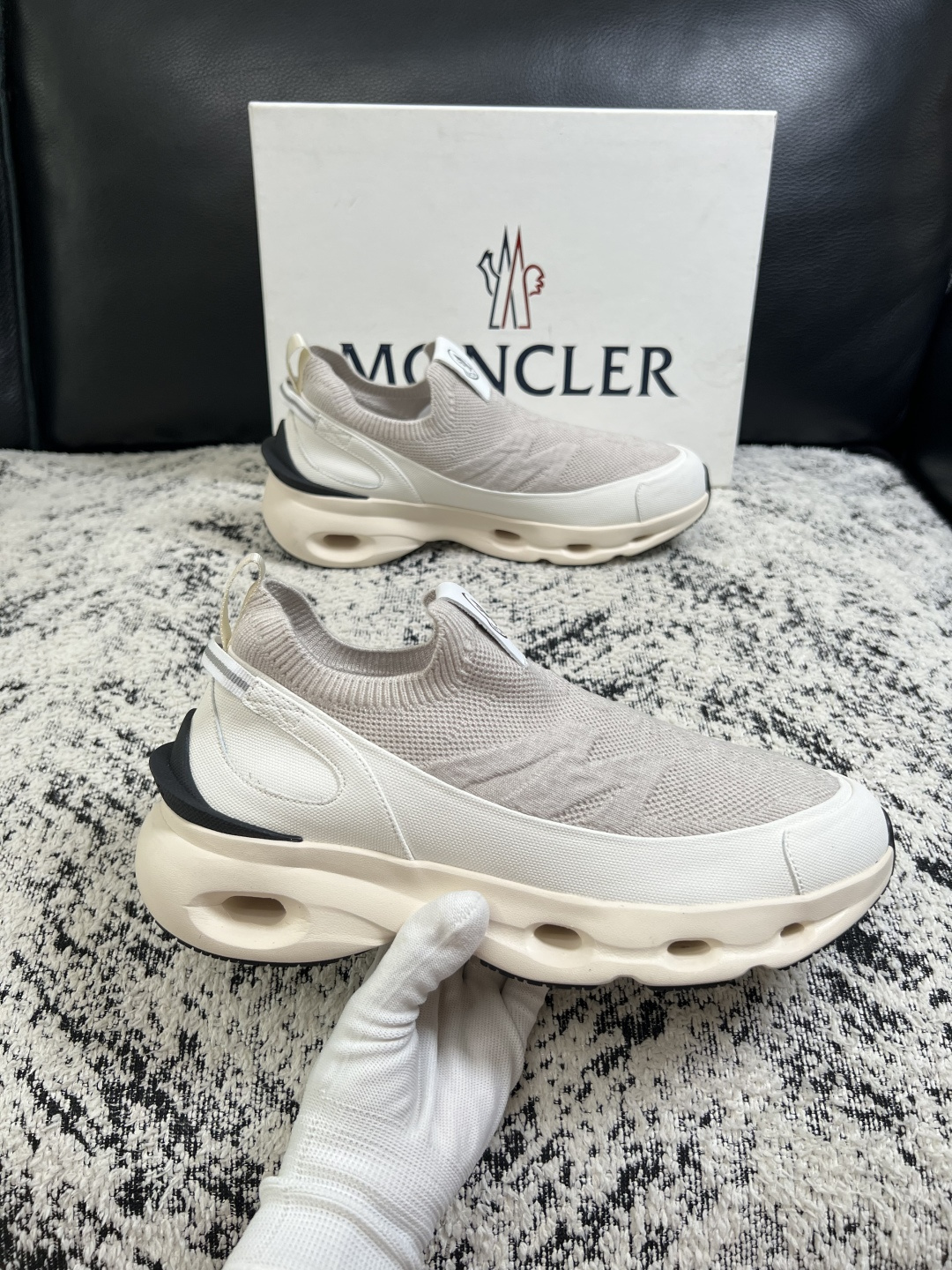 MONCLER  高品质  顶级工艺品   蒙口 新品专柜新款，原厂配置意大利进口牛皮搭配面料，高品质复杂拼接工艺，进口